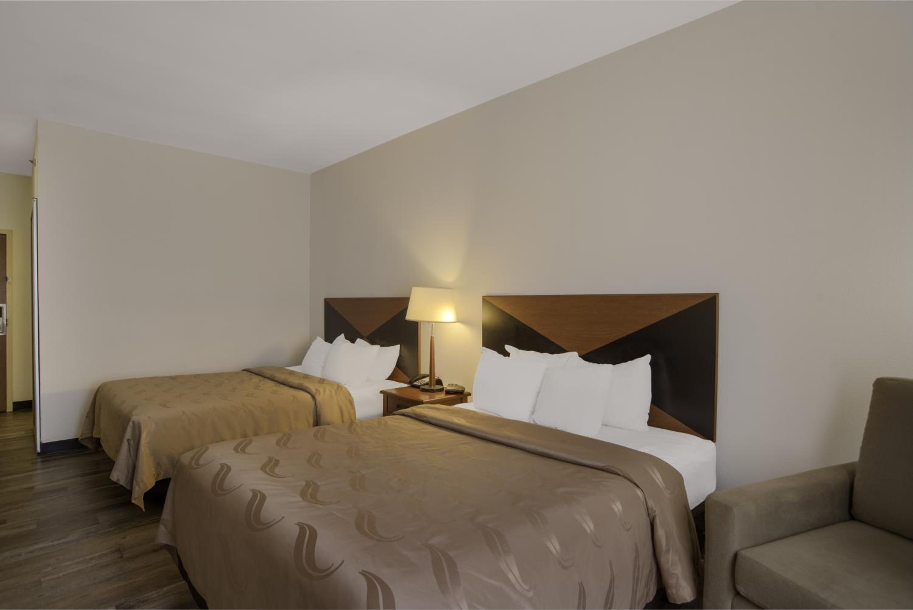 Queen Room with Two Queen Beds - Smoking photo 3