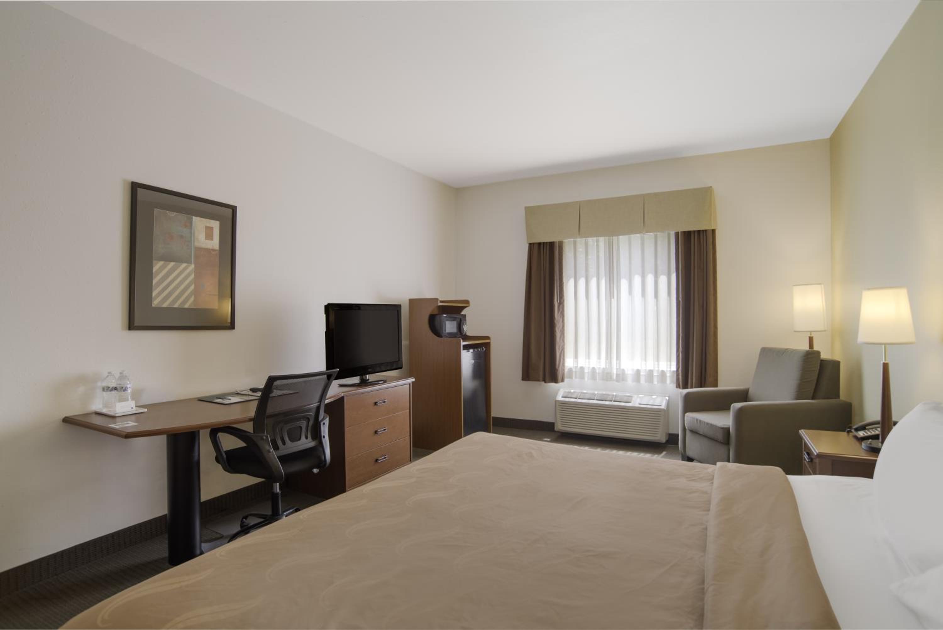 King Room - Non-Smoking - Photo 4