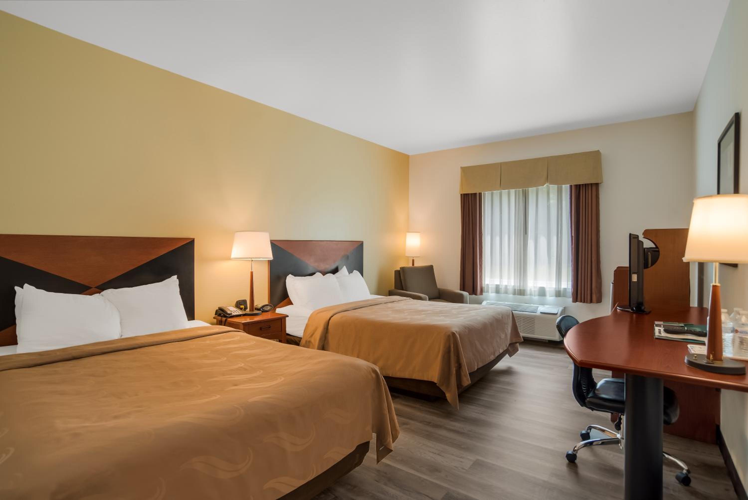 Queen Room with Two Queen Beds - Non-Smoking - Photo 4