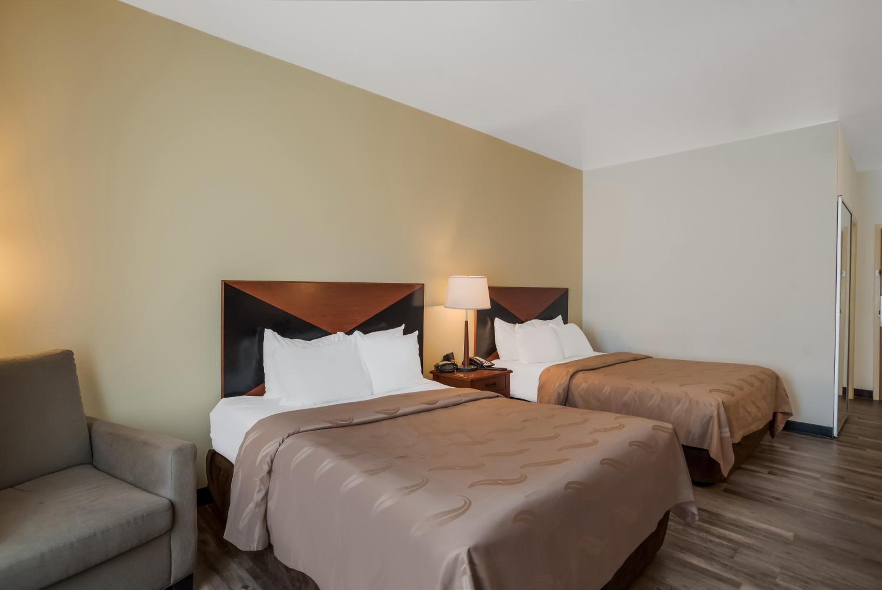 Queen Room with Two Queen Beds Ground Floor - Accessible/Non-Smoking - Photo 3