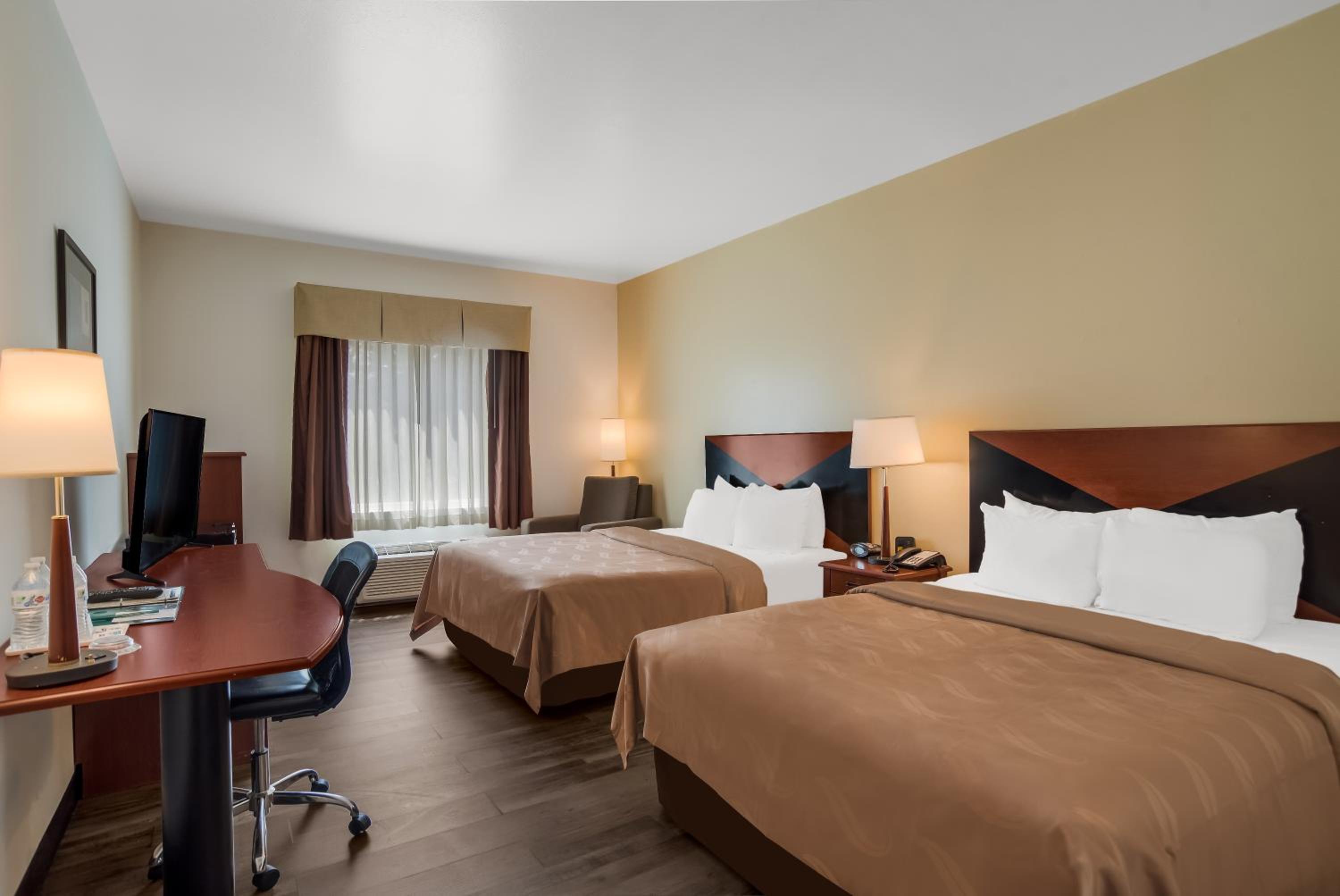 Queen Room with Two Queen Beds Ground Floor - Accessible/Non-Smoking - Photo 2