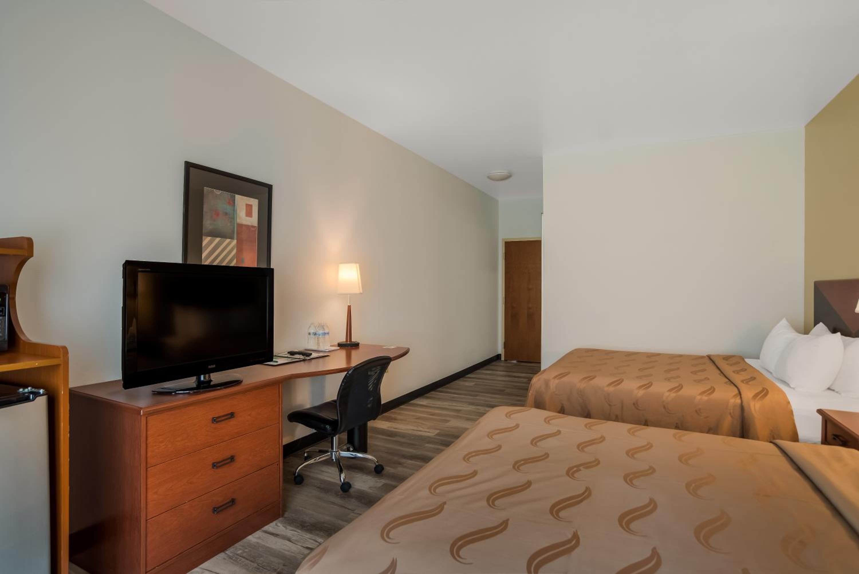 Queen Room with Two Queen Beds - Non-Smoking - Photo 6