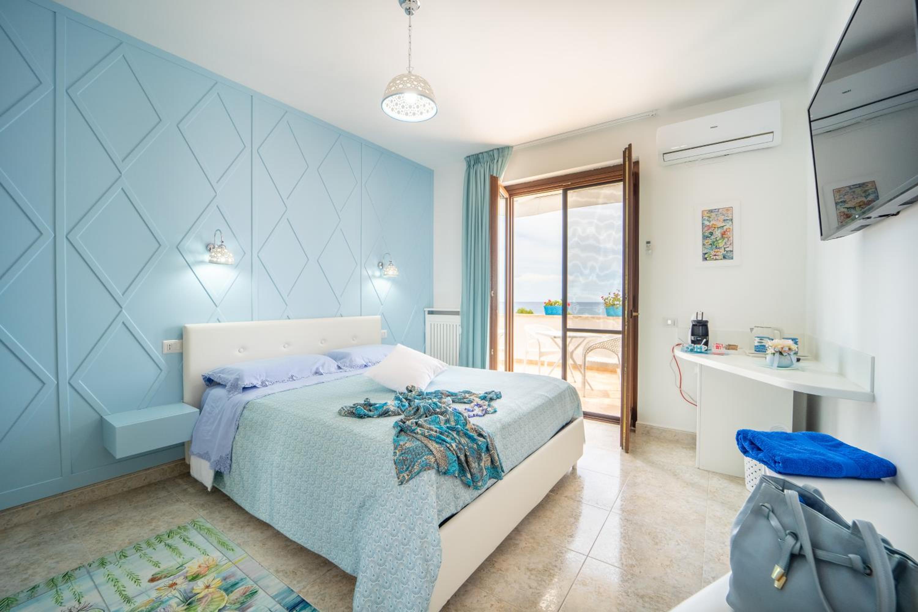 Deluxe Double Room With Sea View photo 3