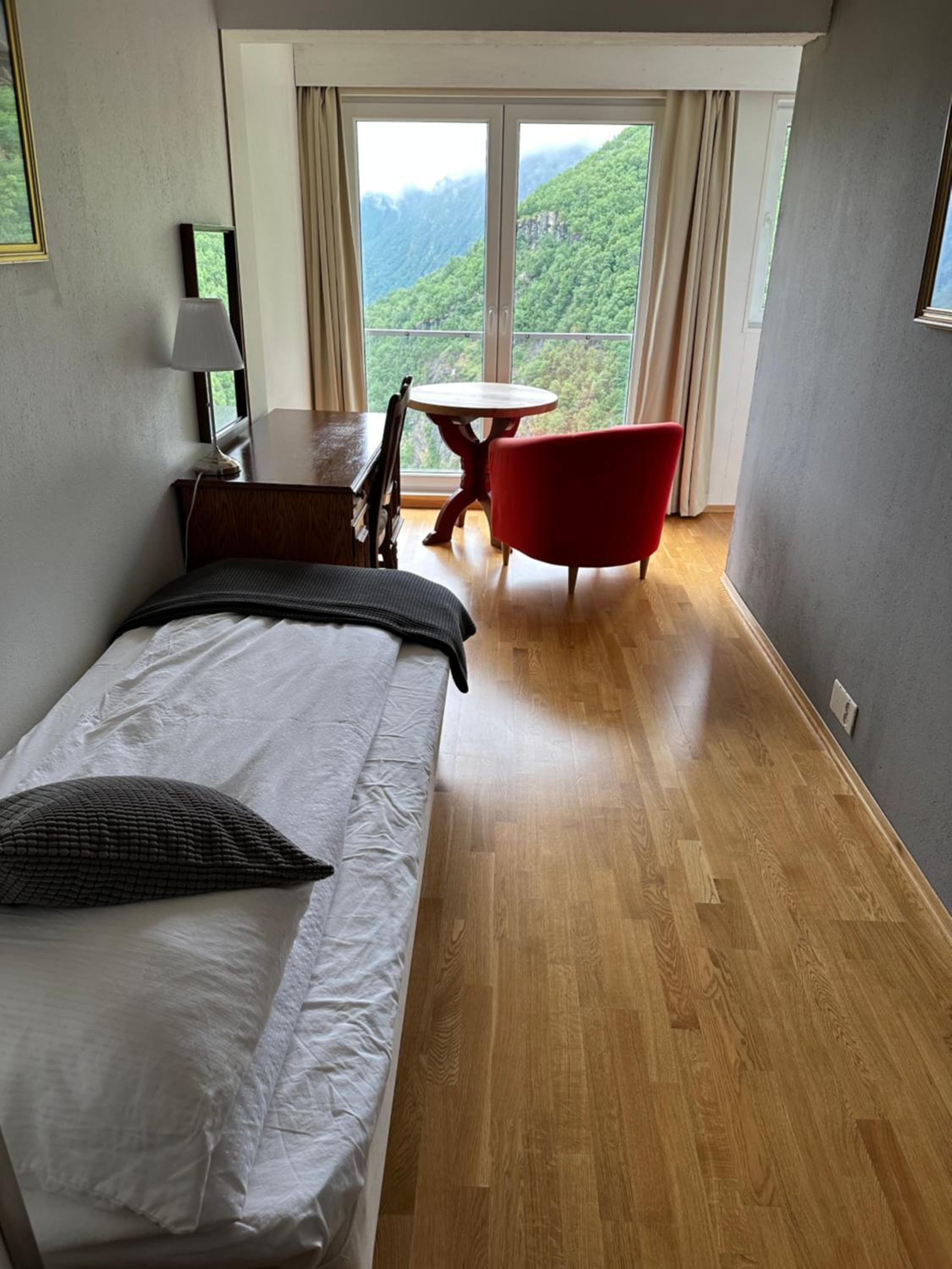 Single Room with Mountain View