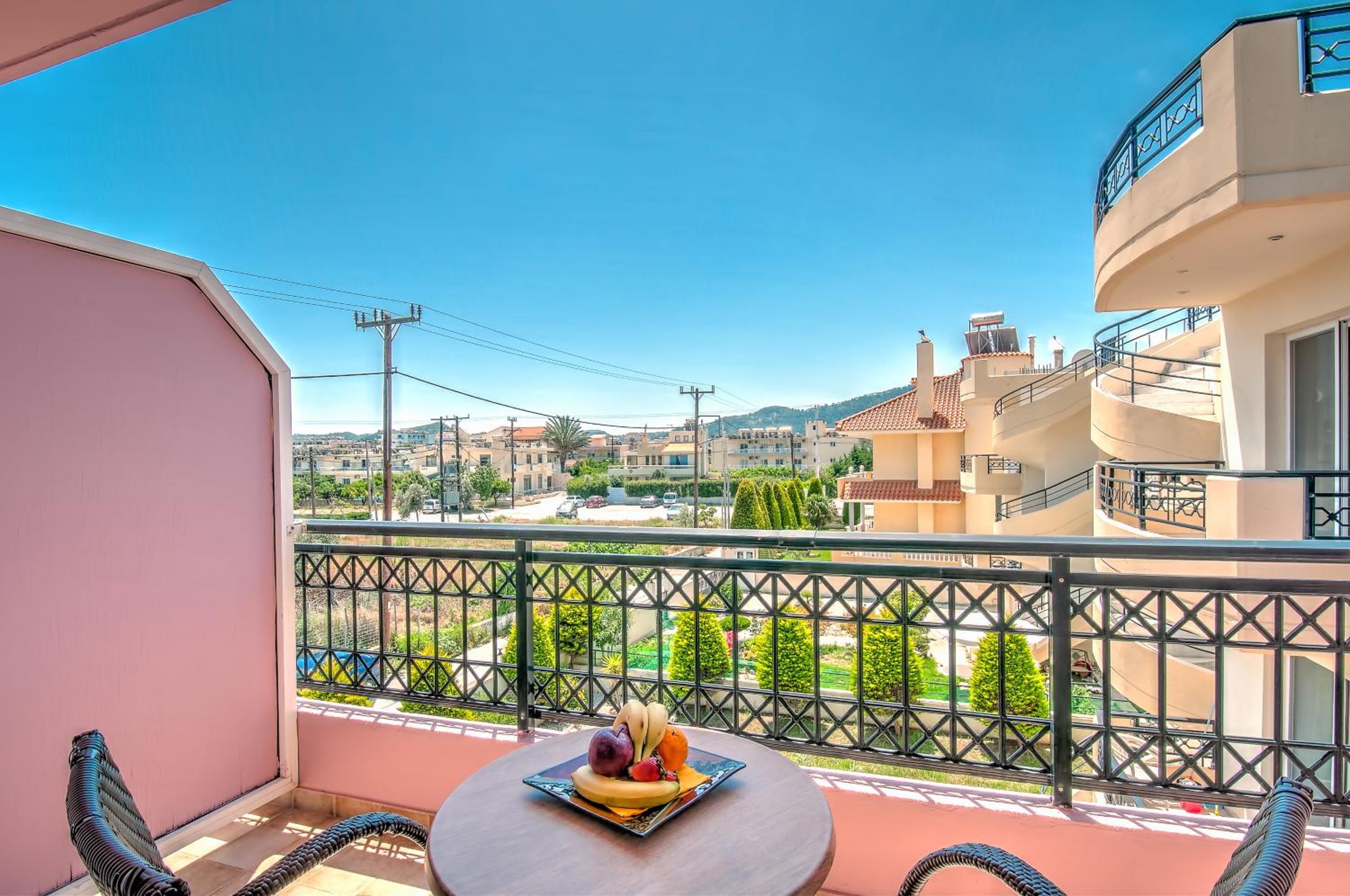 Upper Floor Studio with Balcony photo 2