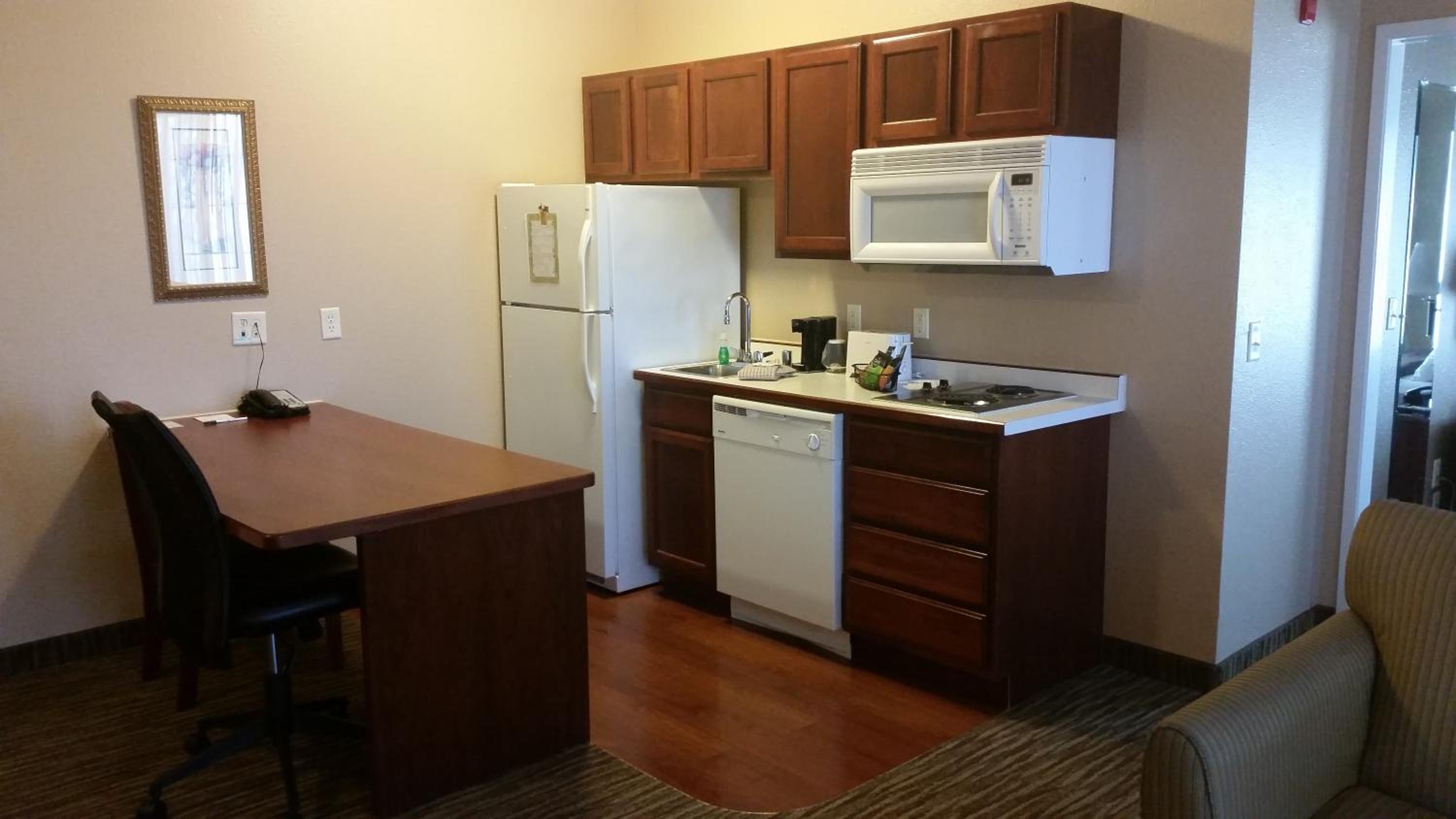 One Bedroom Queen Suite- Non Smoking - Photo 2