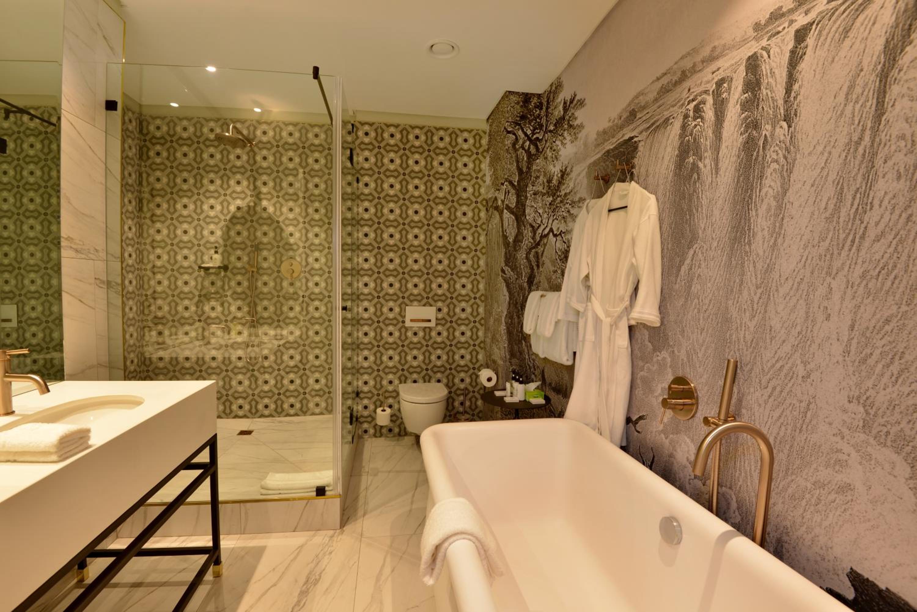 Deluxe King Suite photo 3
