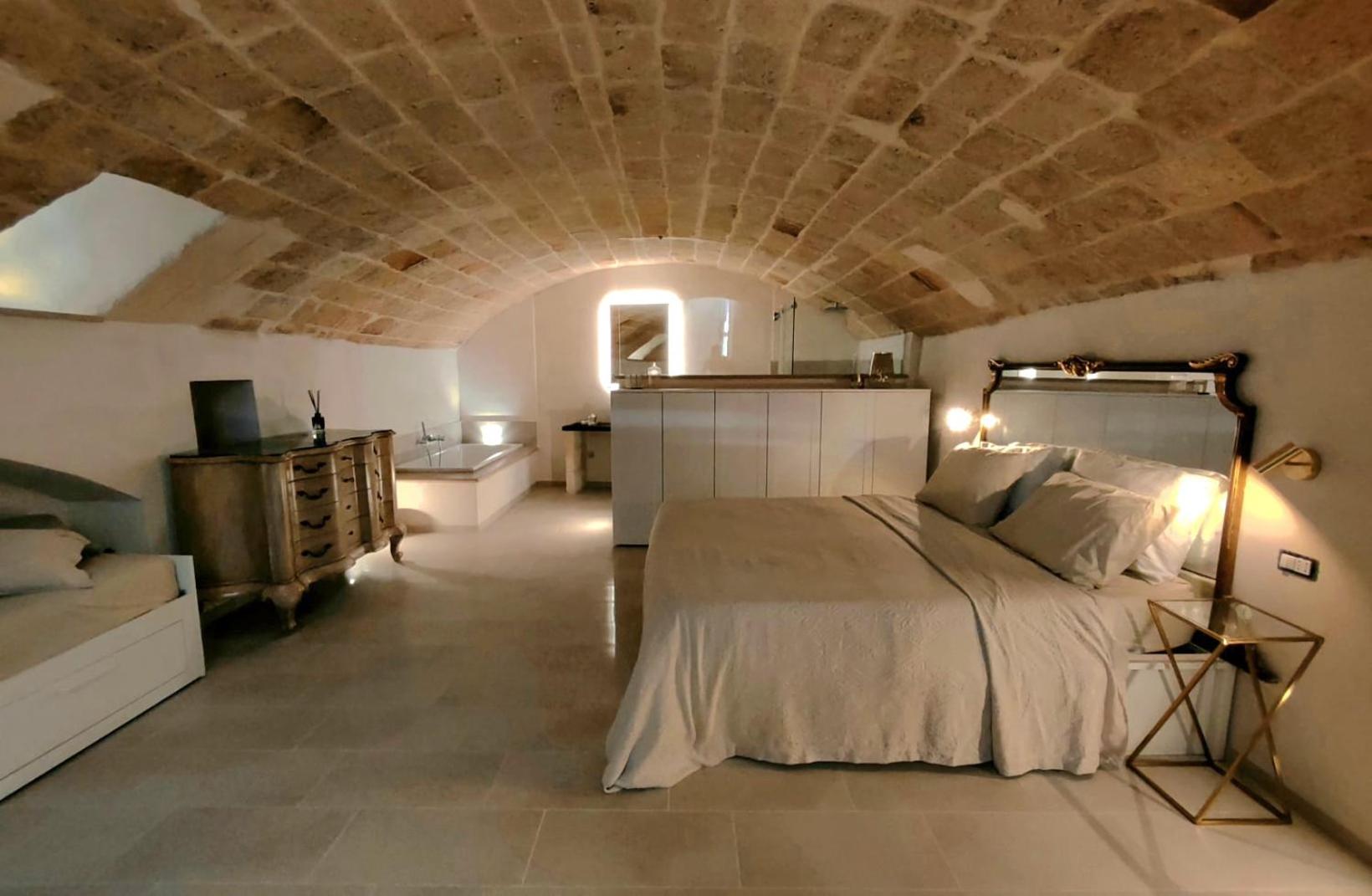 Deluxe King Suite