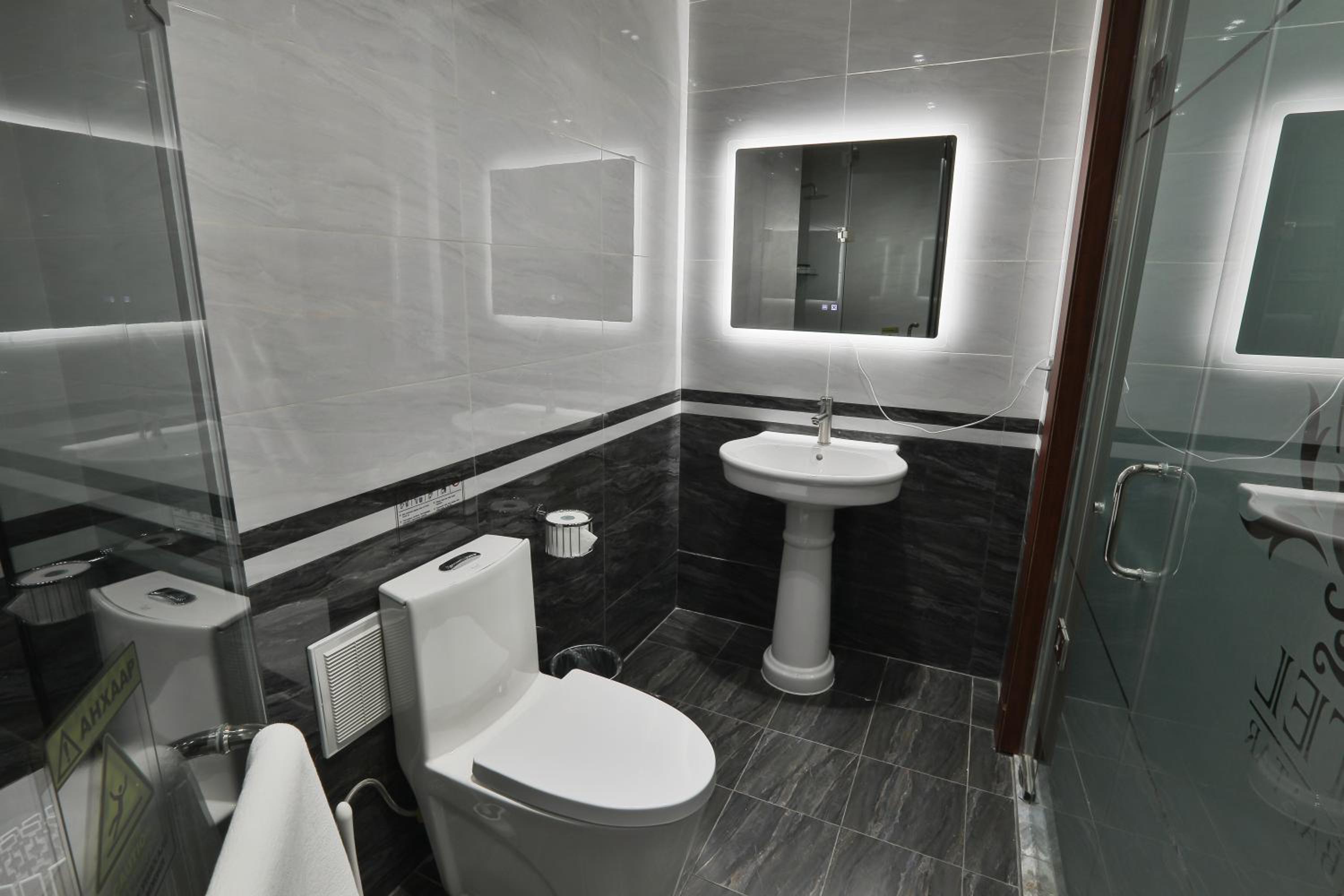 Large Twin Room - Photo 1