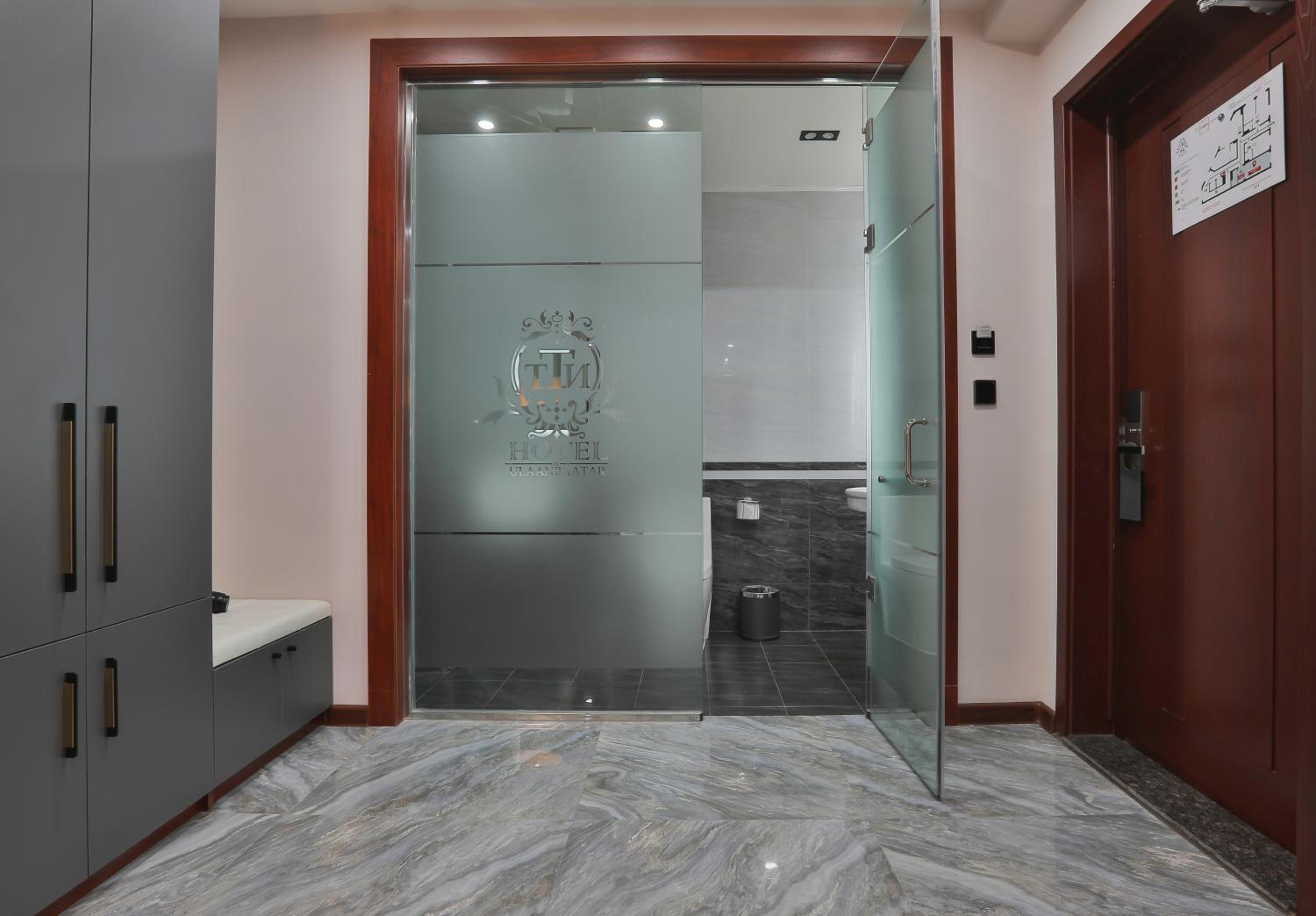 Large Twin Room - Photo 2
