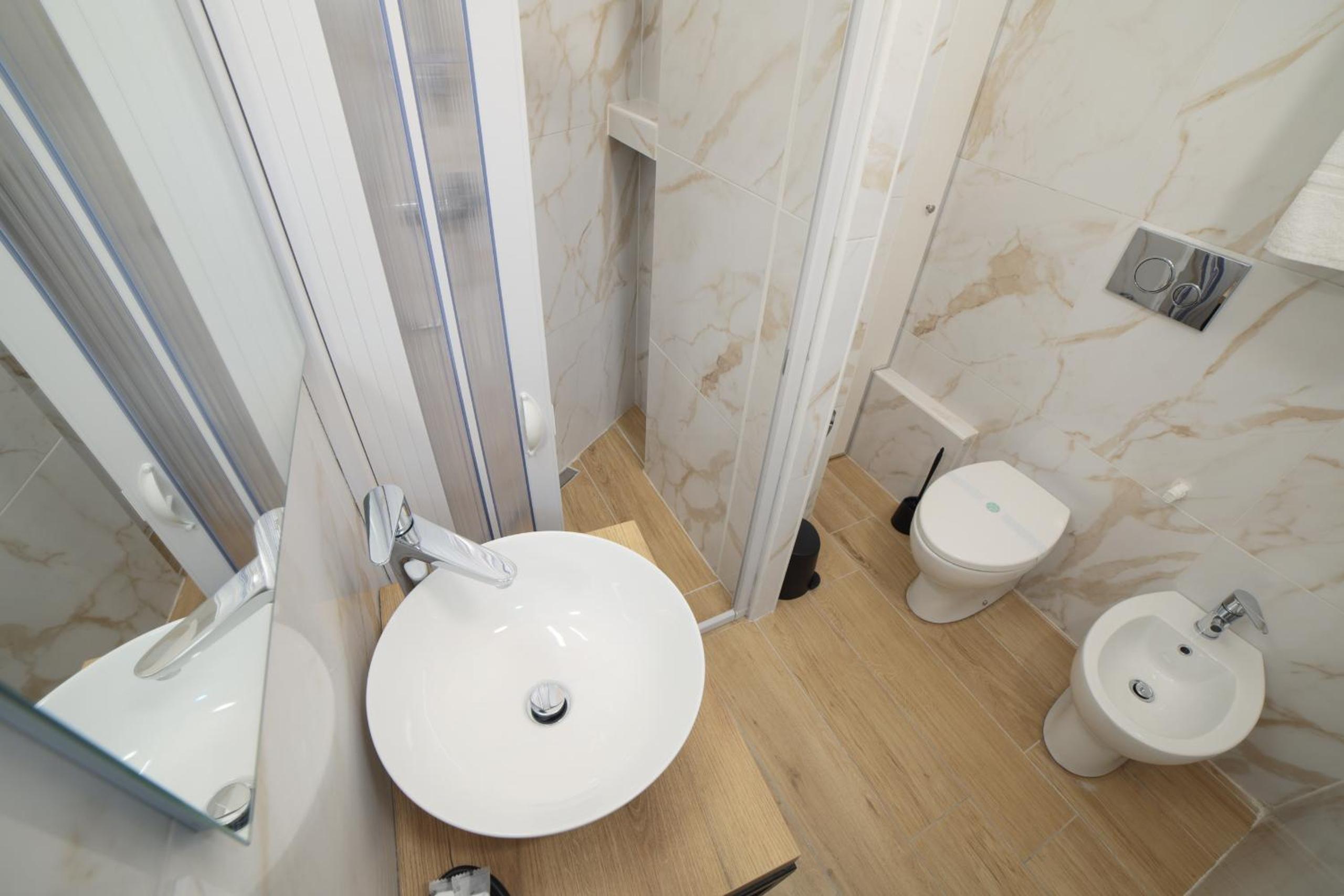 Single Room with Private Bathroom photo 2