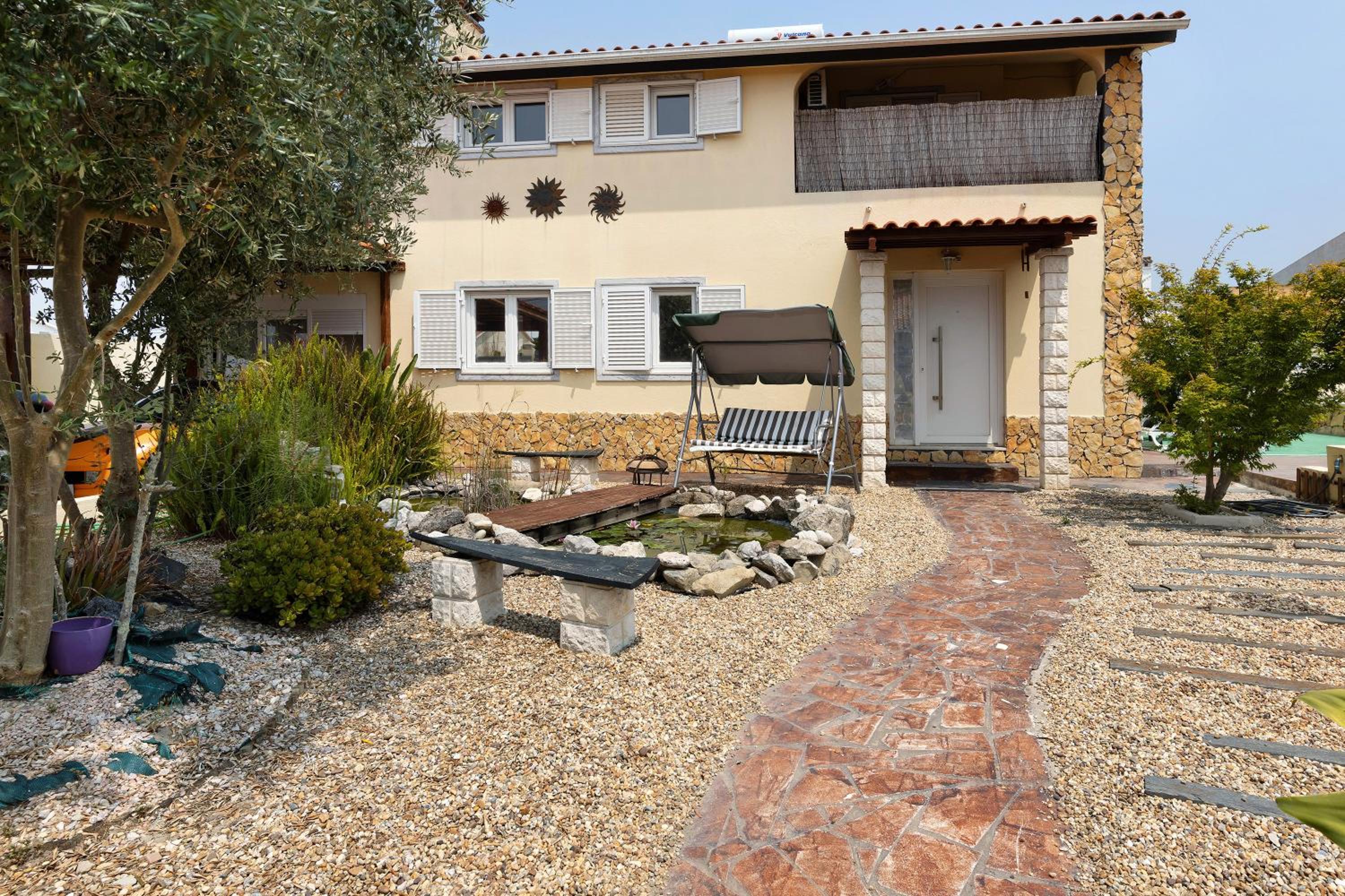 Six-Bedroom House photo 2