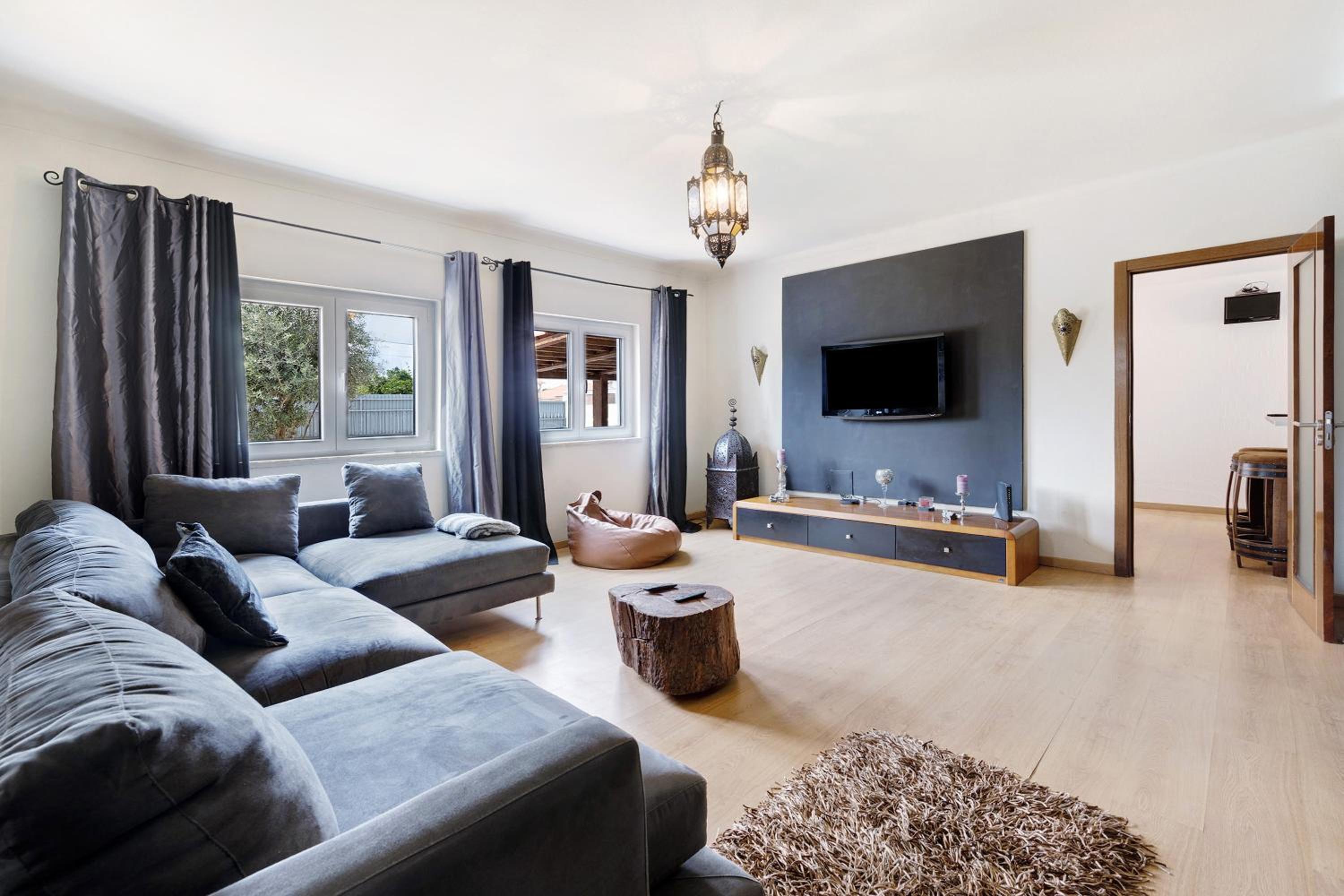 Six-Bedroom House photo 1