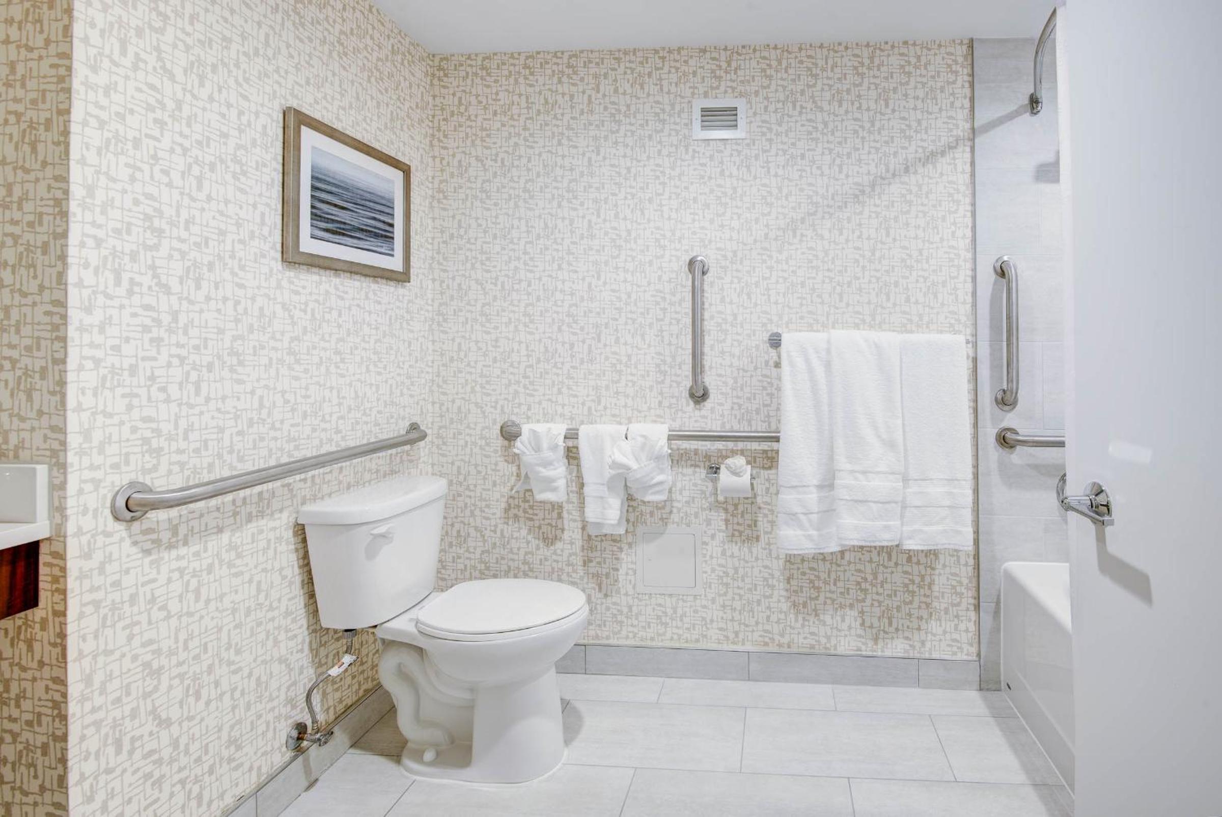 King Room with Adapted Tub - Mobility and Hearing Accessible - Photo 12