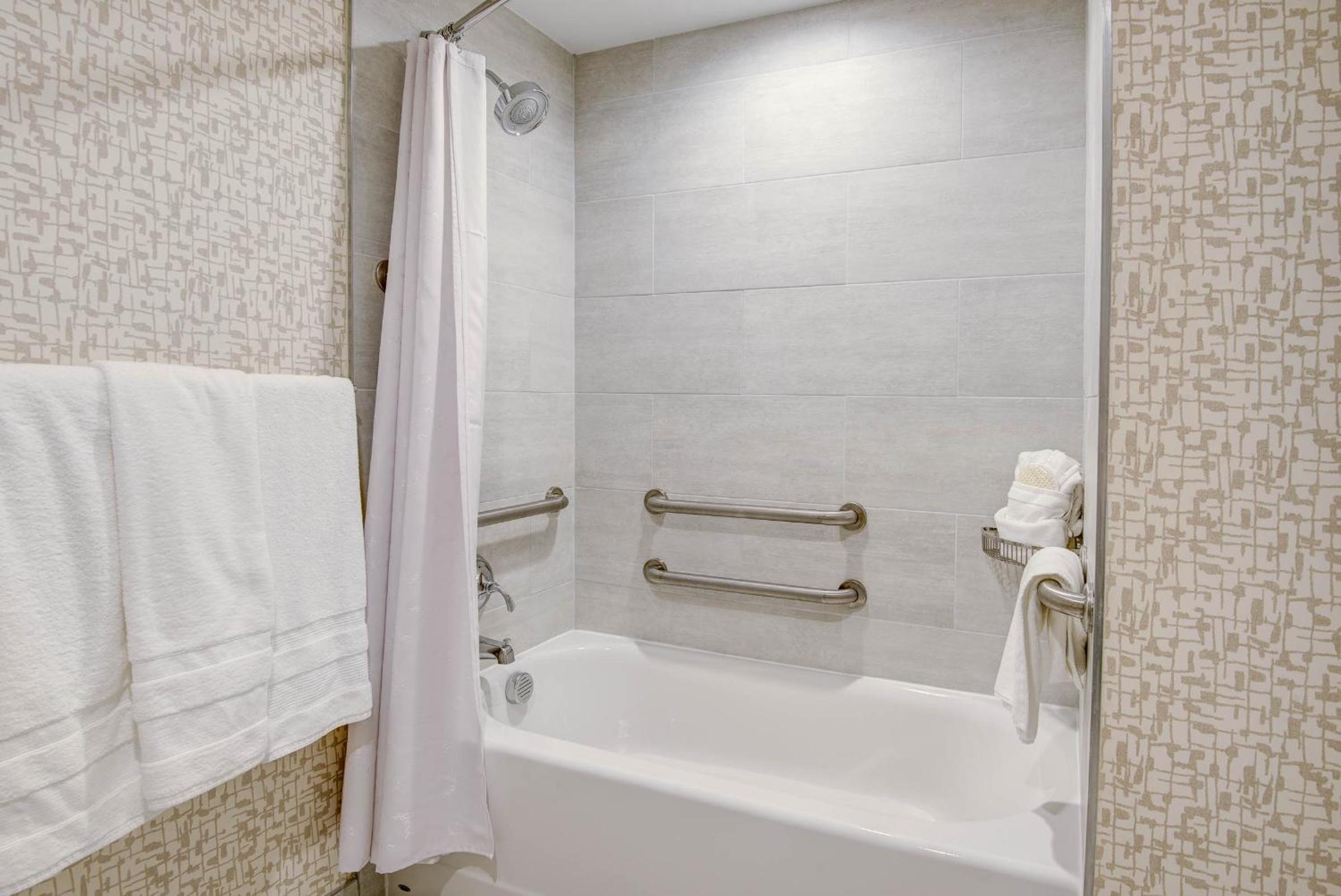 King Room with Adapted Tub - Mobility and Hearing Accessible - Photo 13