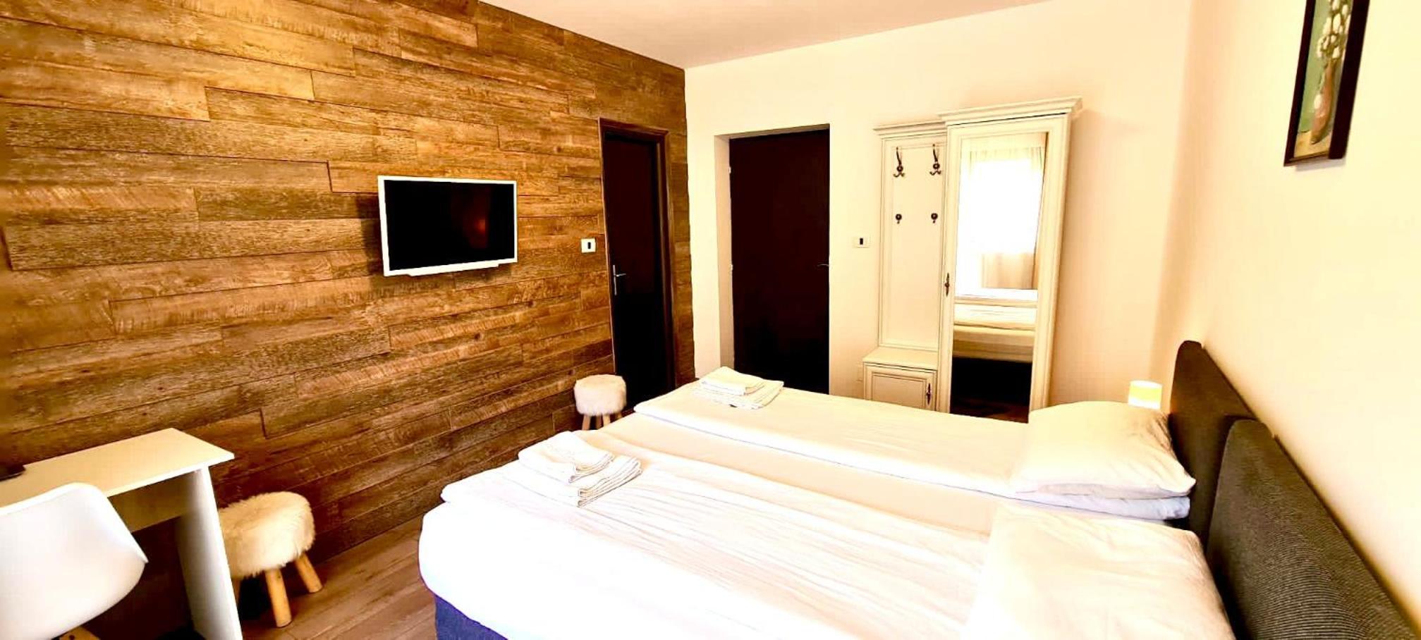 Double or Twin Room with Bathroom - Photo 2