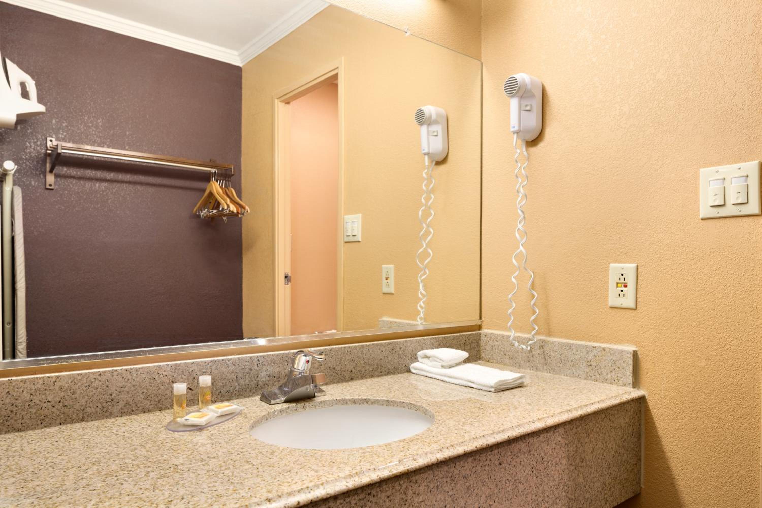 Queen Room - Disability Access - Non-Smoking photo 3