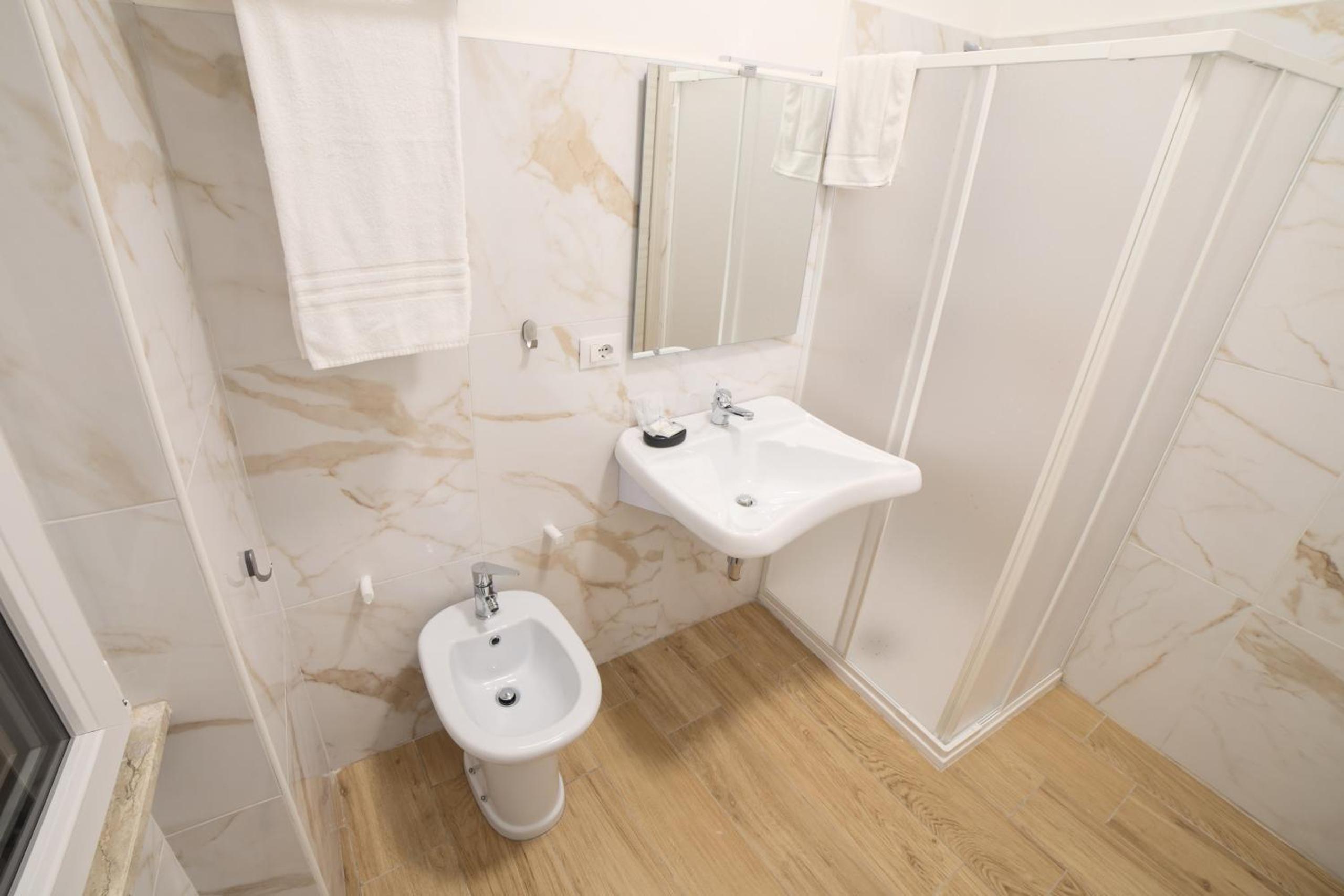 Triple Room with Private Bathroom - Photo 3