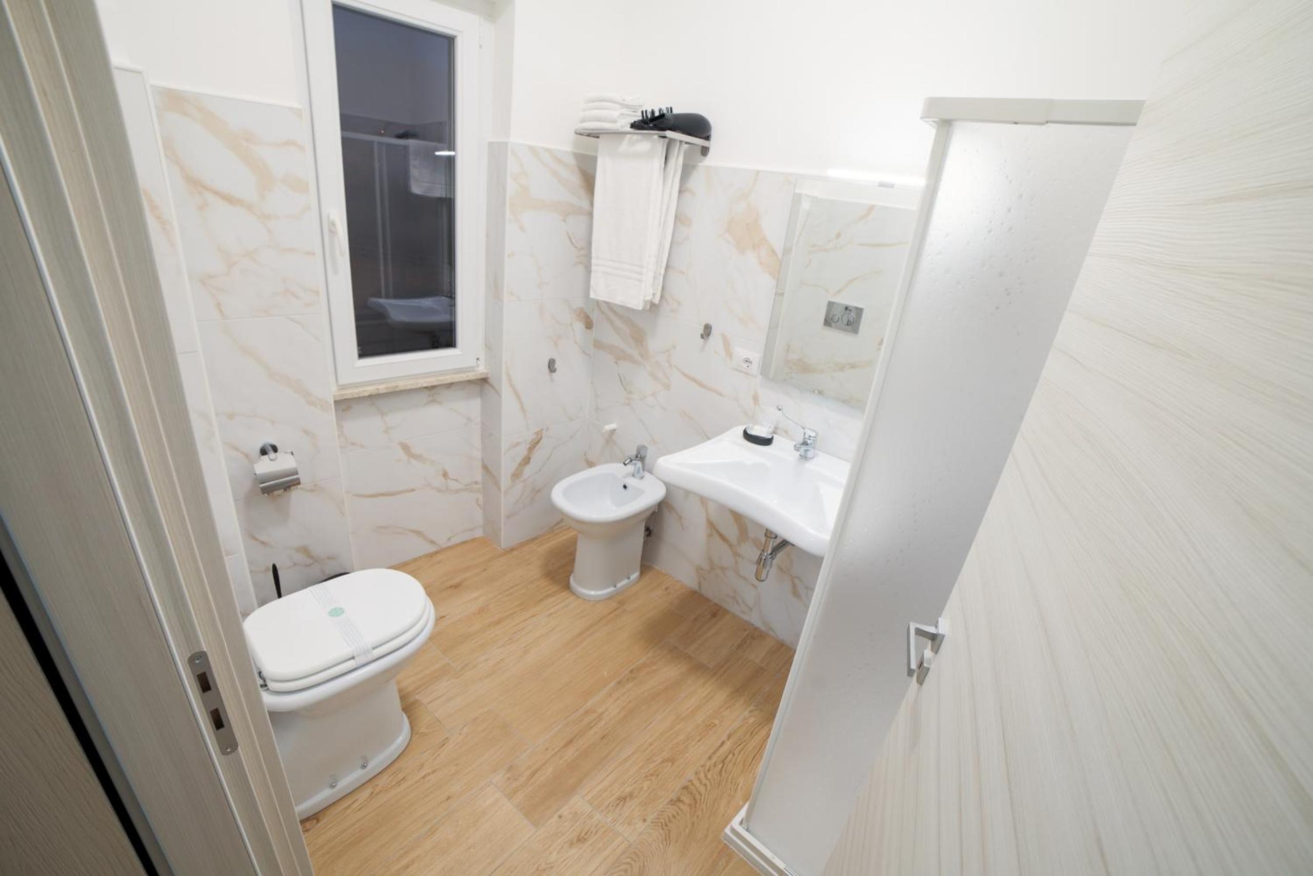 Triple Room with Private Bathroom - Photo 5