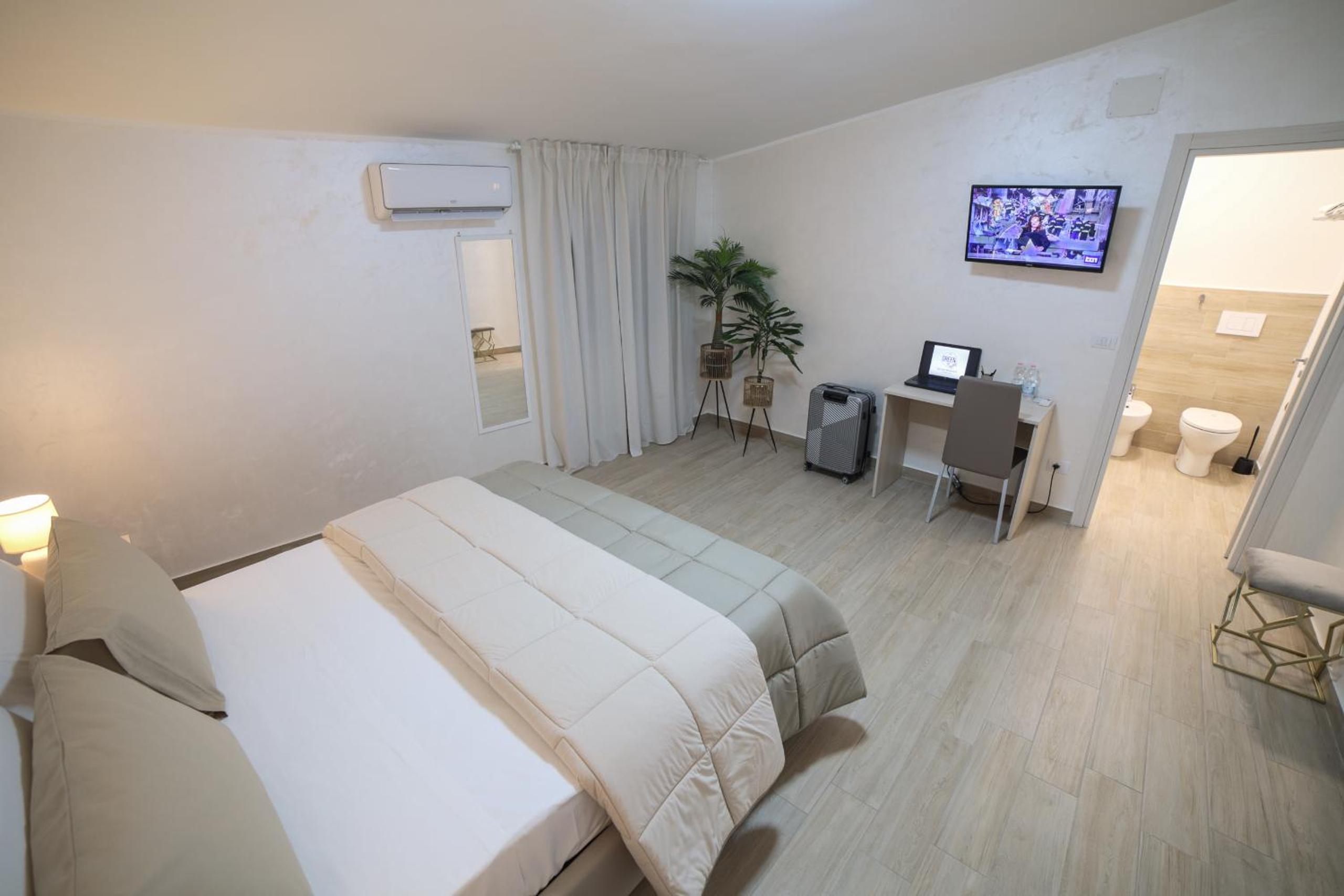 Double Room with Private Bathroom - Photo 2