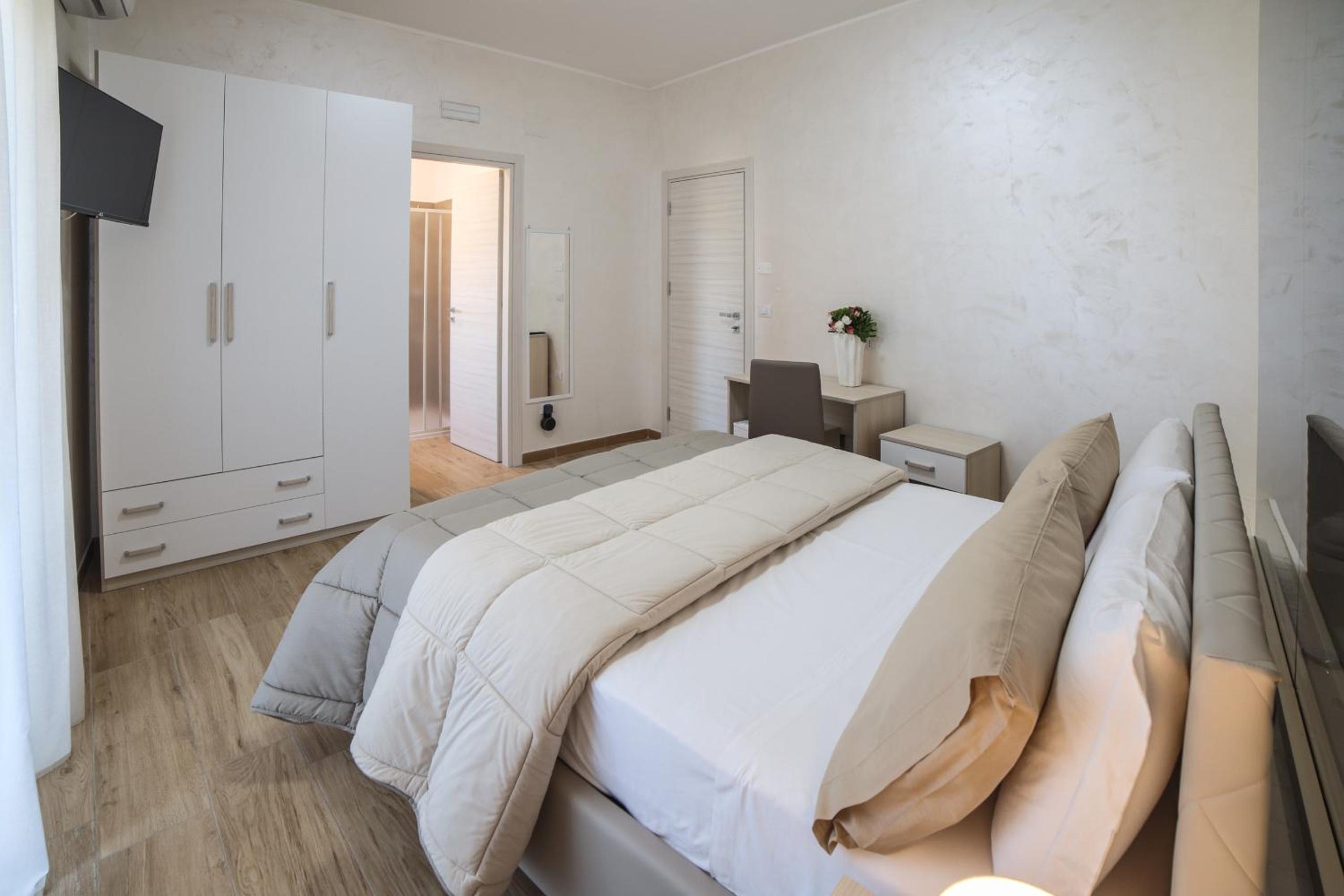 Suite with Hot Tub - Photo 4
