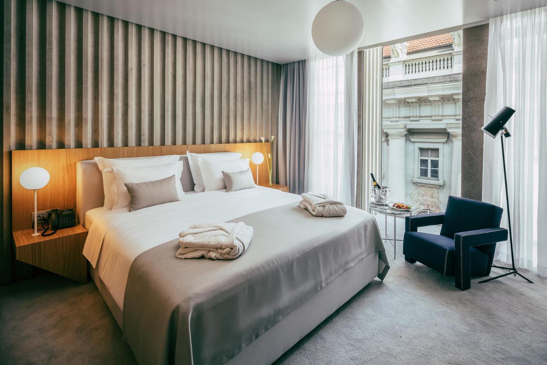 Deluxe Double Room – City View - Photo 9