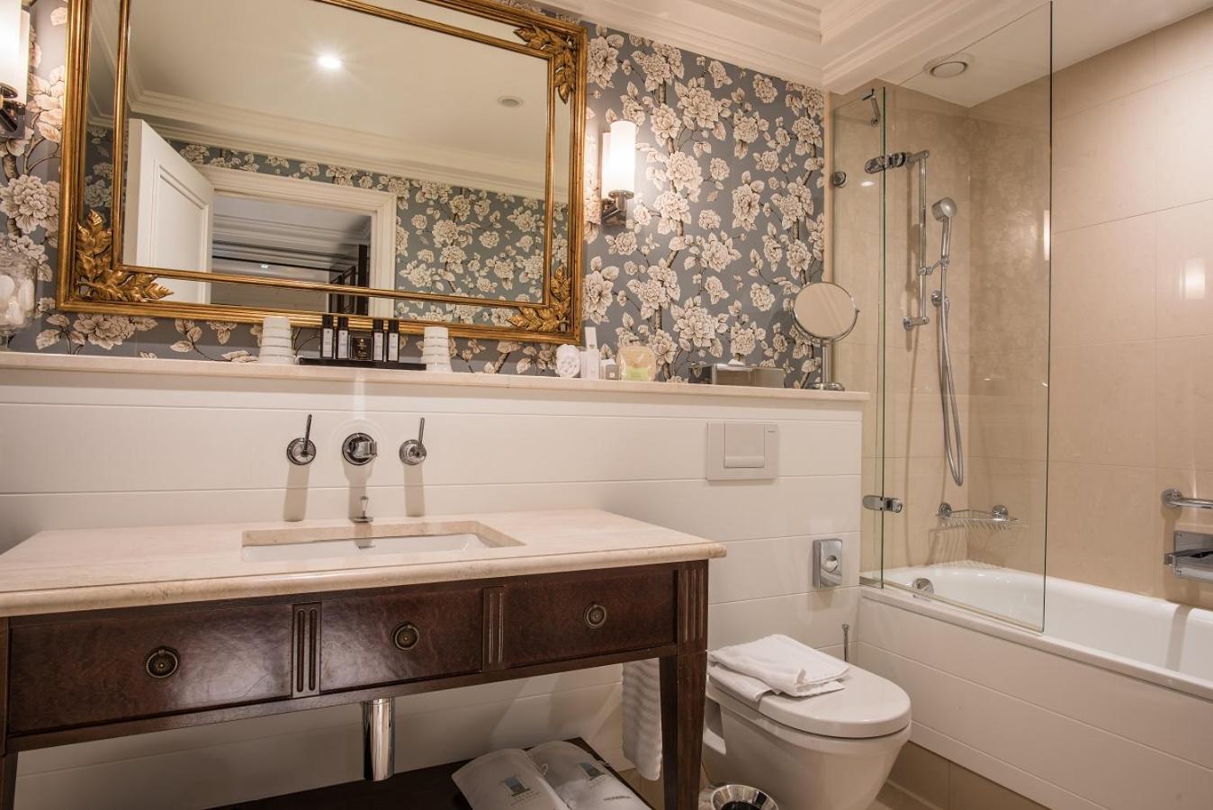 Deluxe Room with Lake View - Photo 3