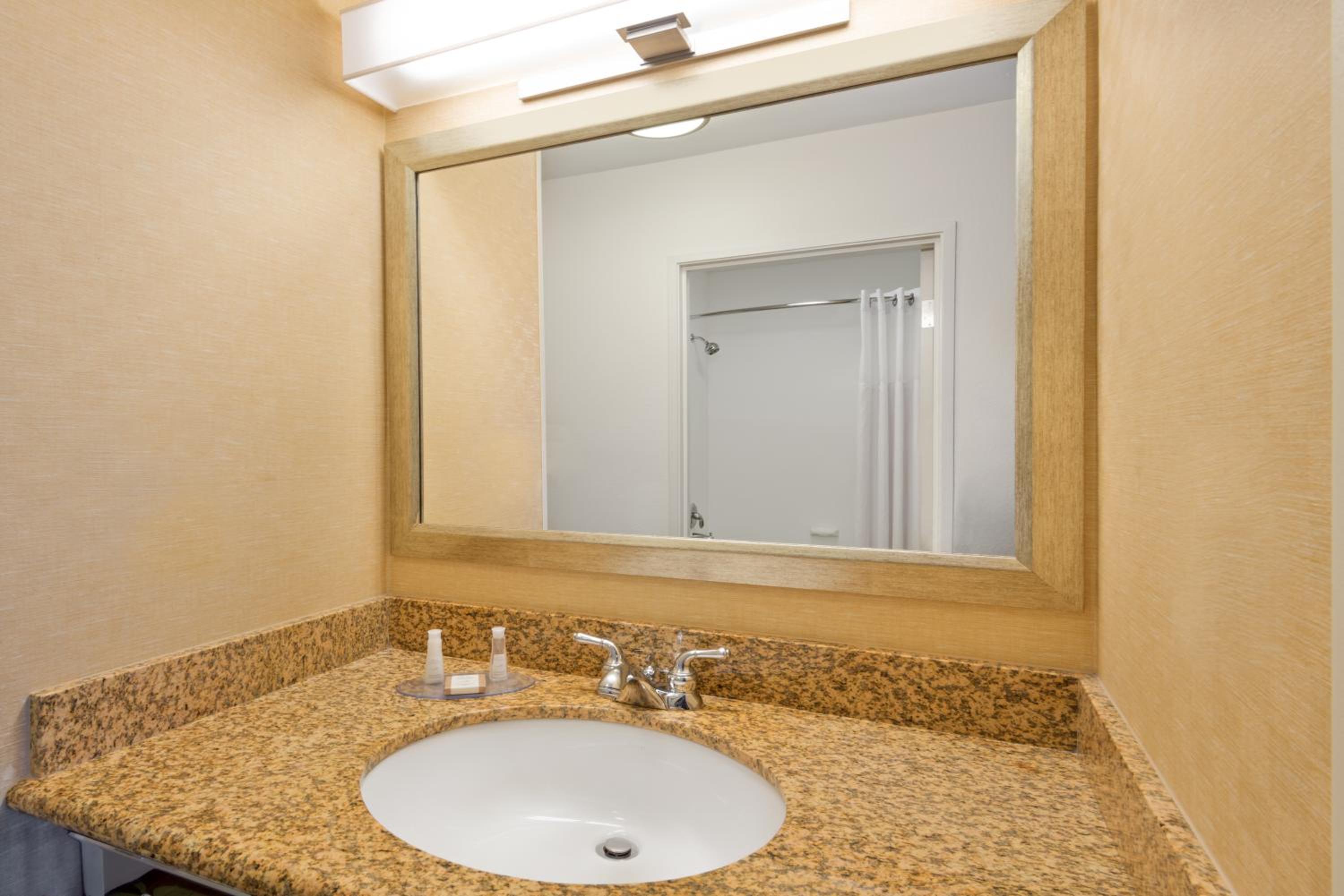 King Room - Non-Smoking - Photo 6