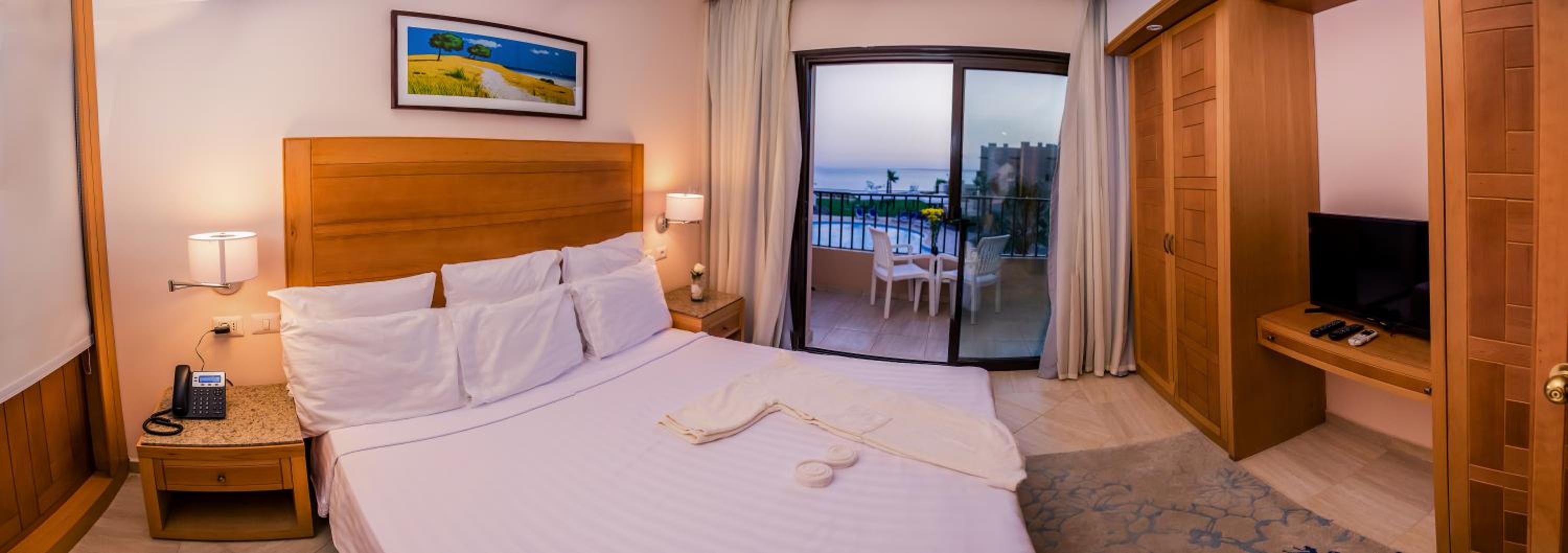 Deluxe Suite with Sea View - Photo 2