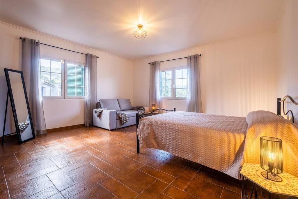 Five-Bedroom House photo 3