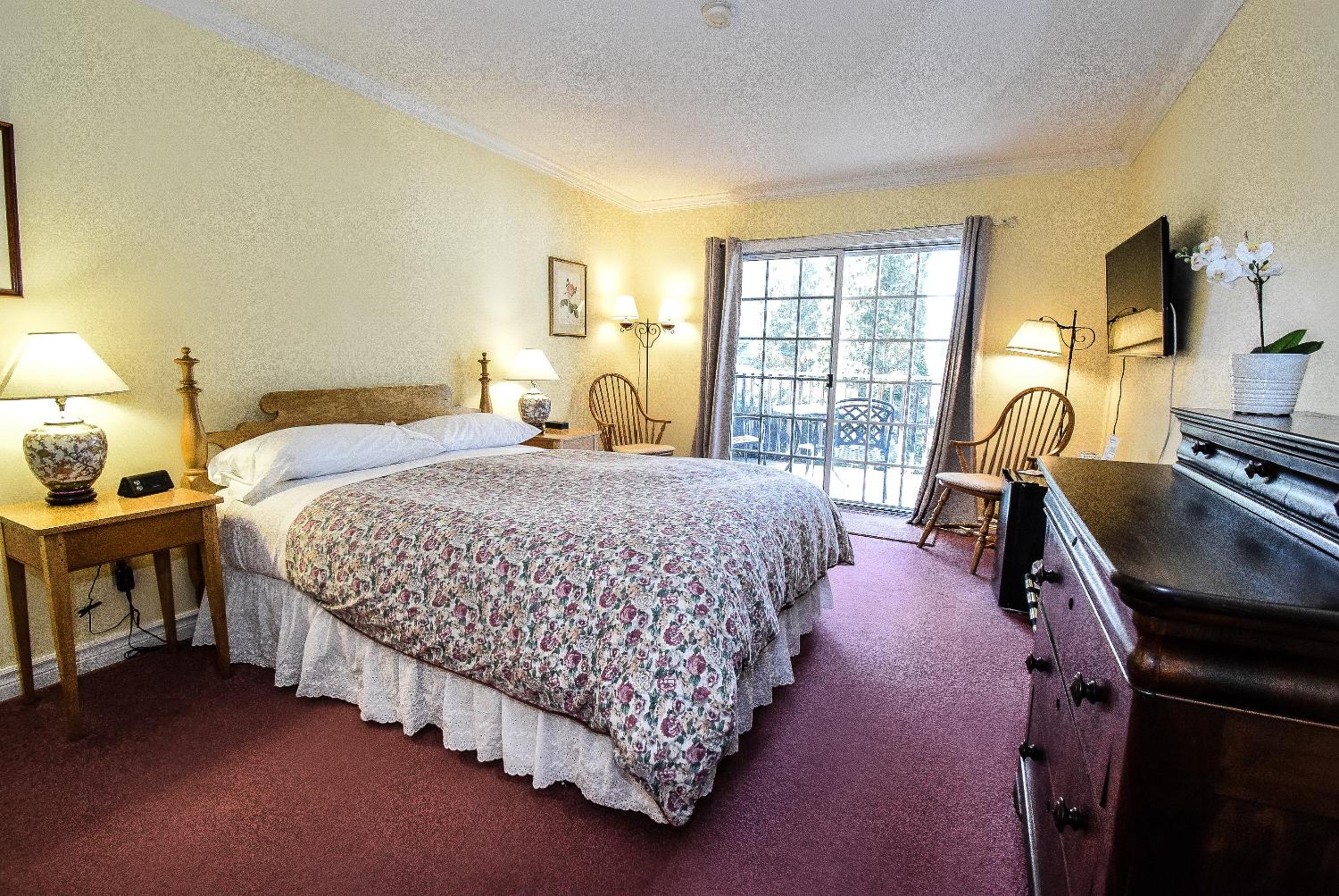 Queen Room with Balcony photo 1