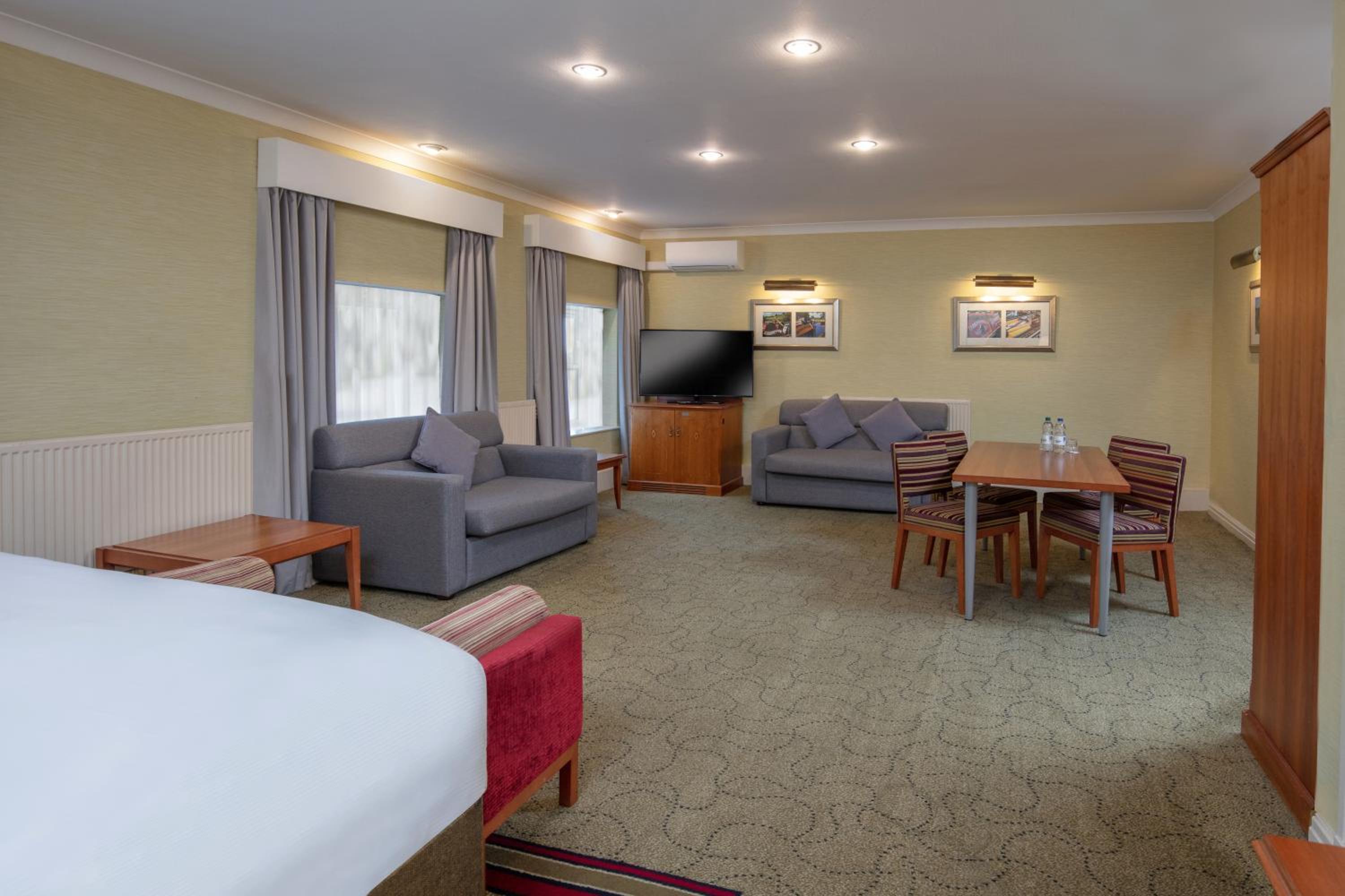 Superior Family Room - Photo 2