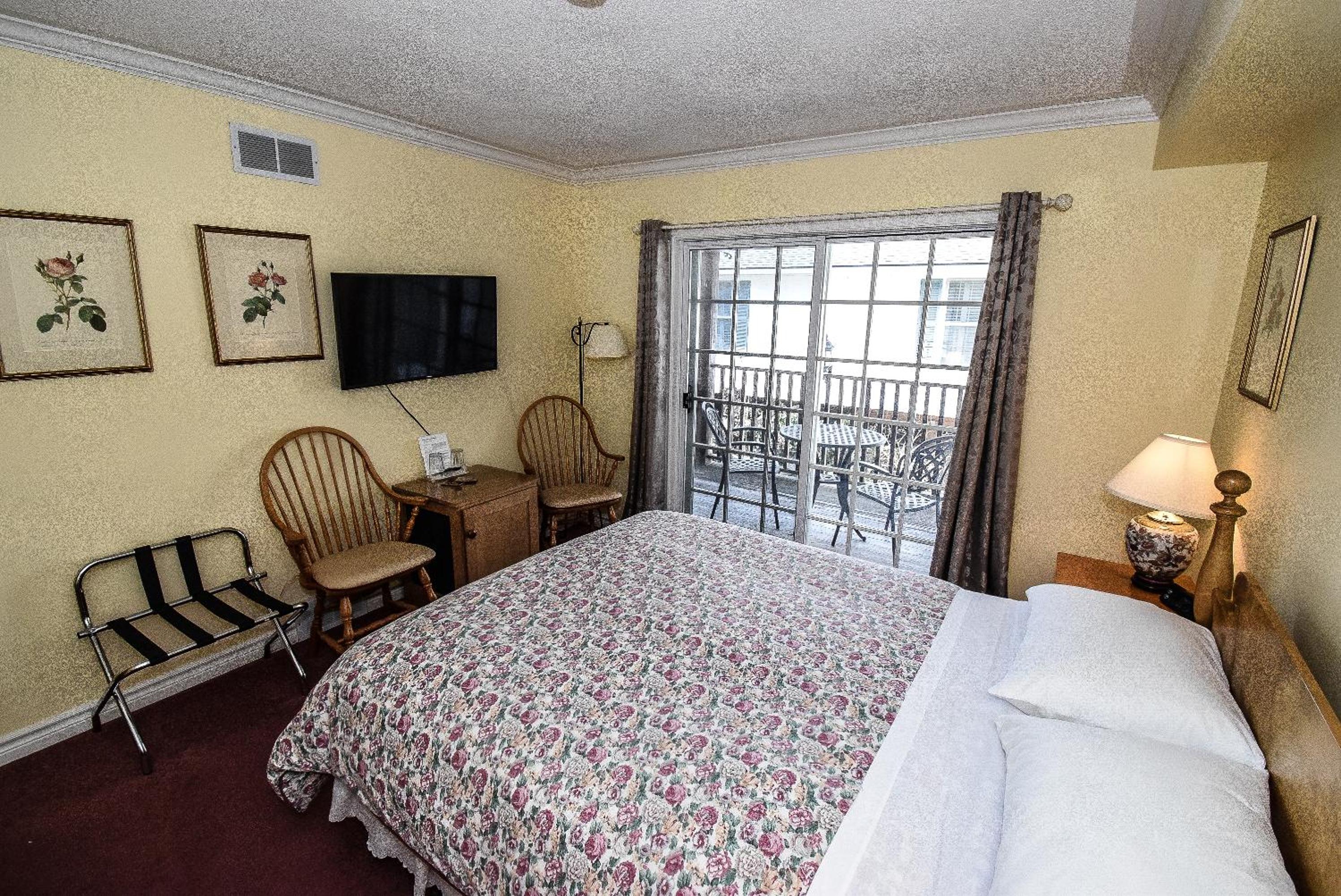 Queen Room with Balcony photo 1