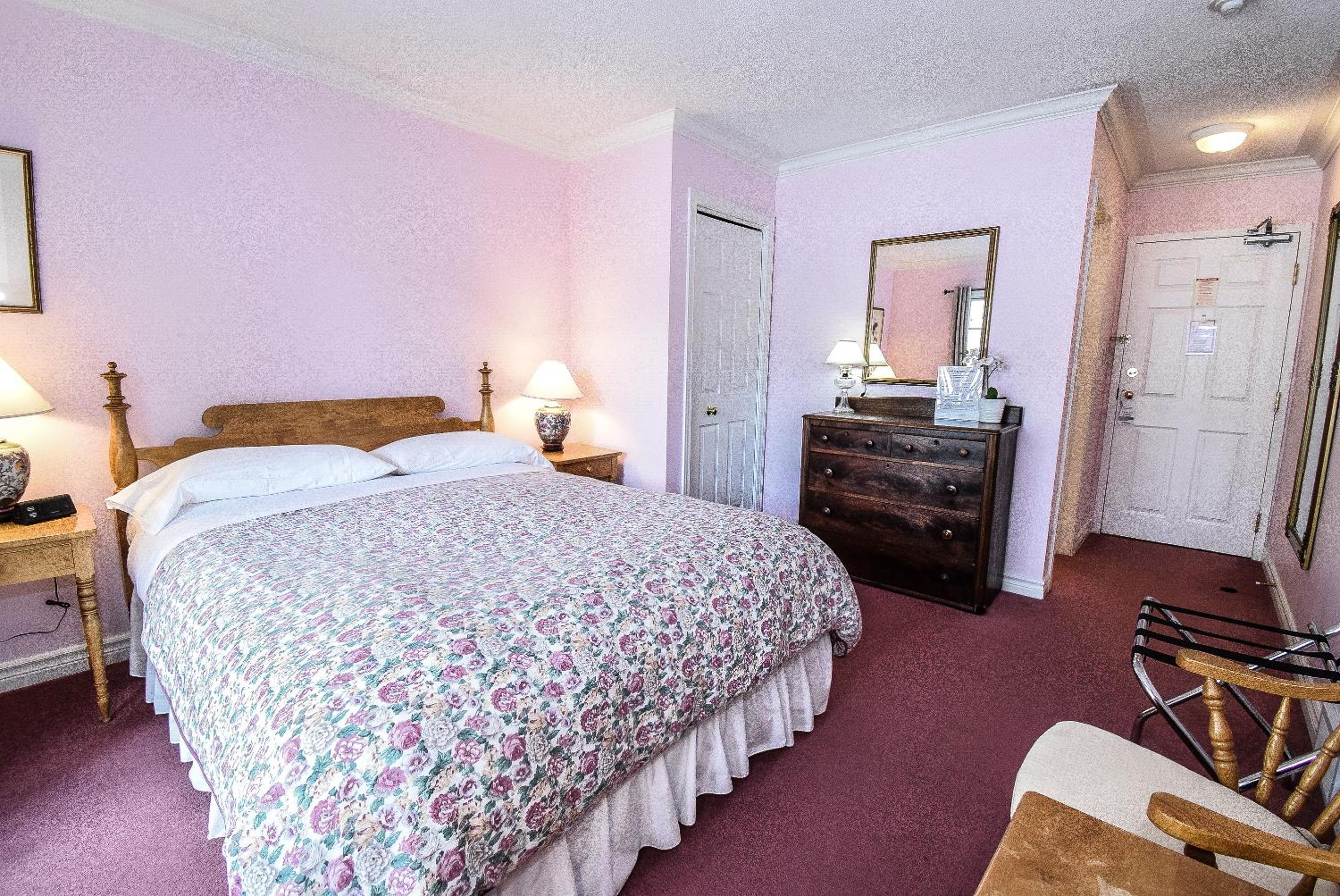Queen Room with Balcony photo 1