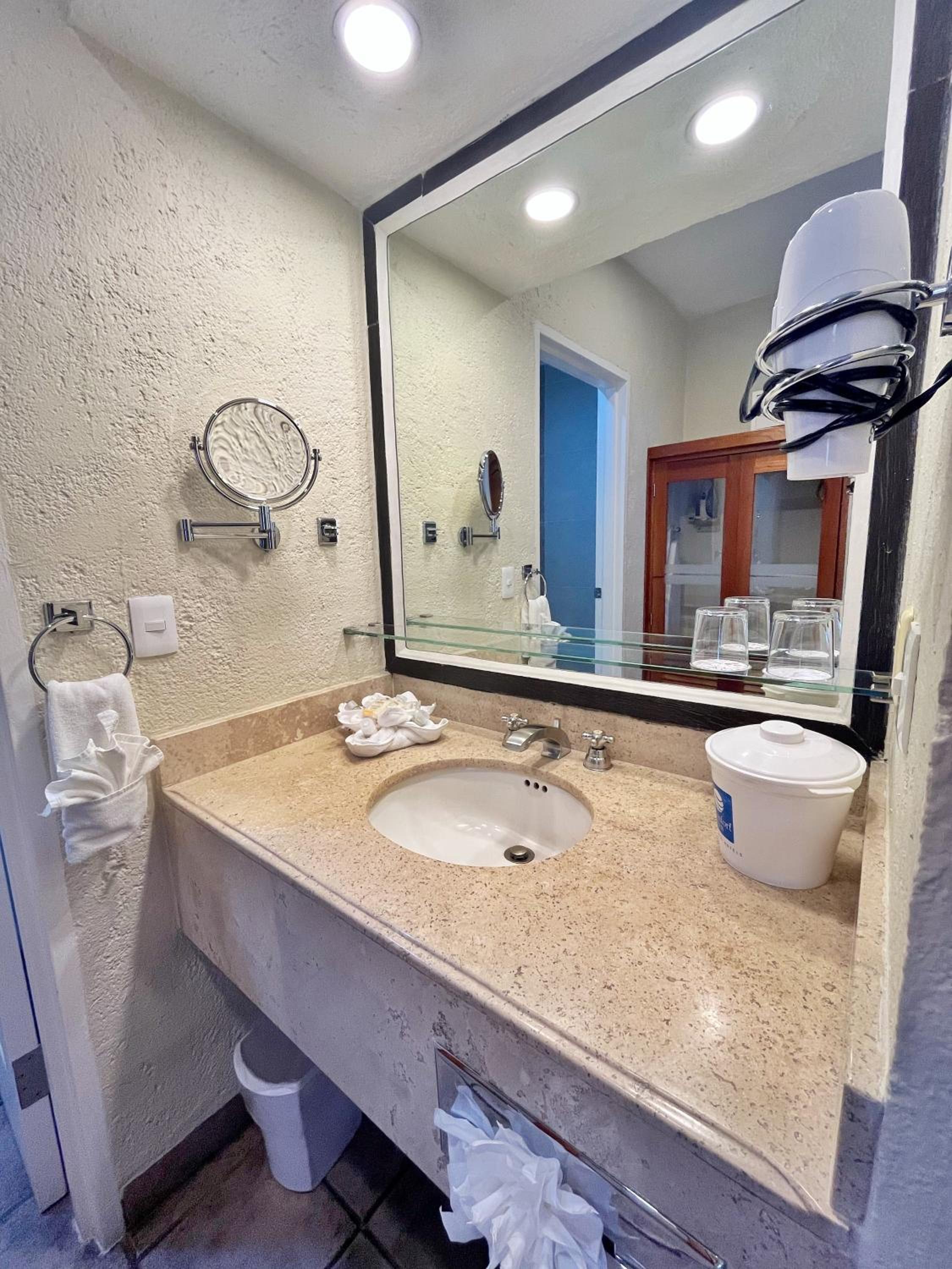 Double Room with Two Double Beds - Photo 2