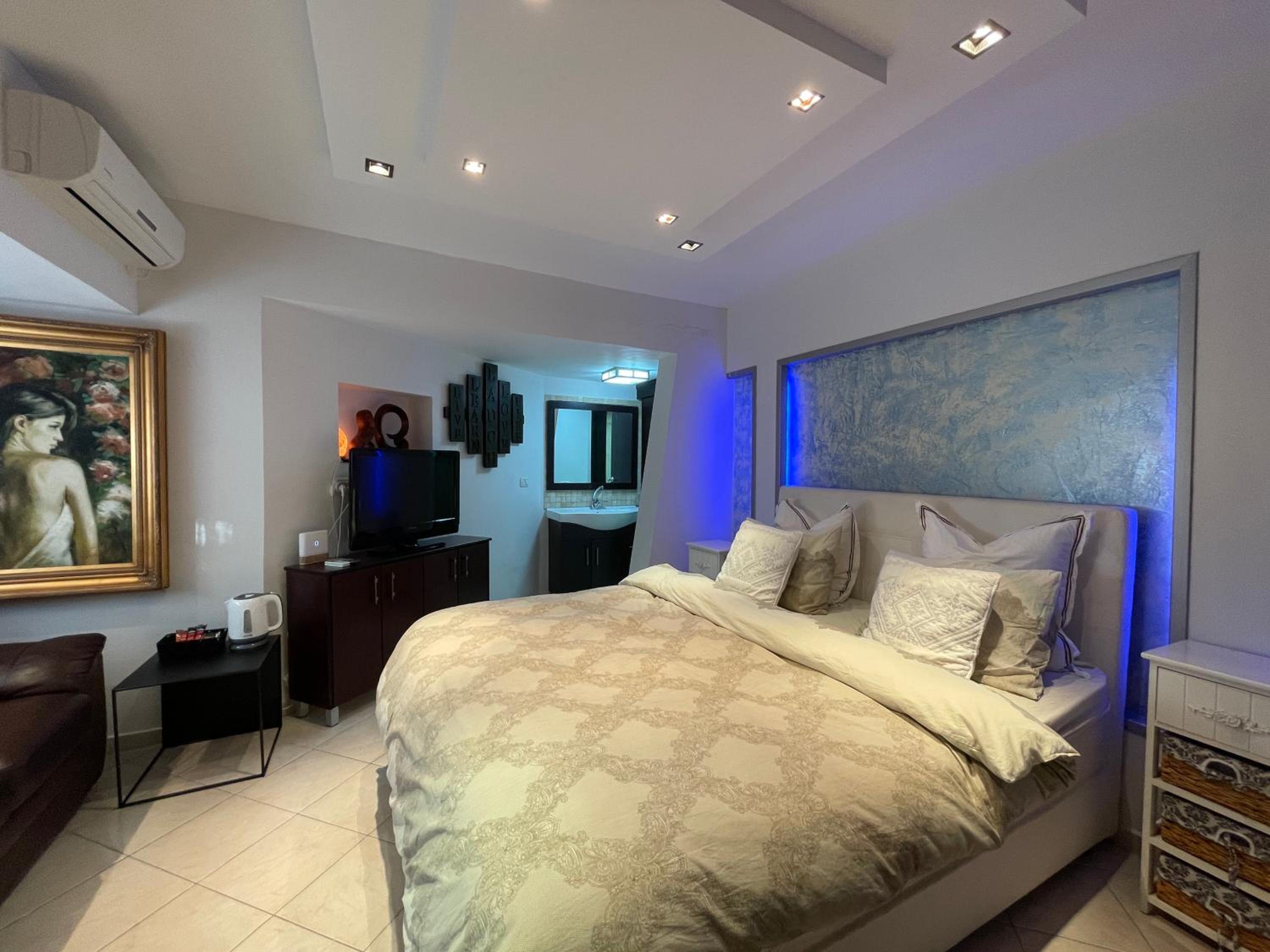 Deluxe Queen Suite