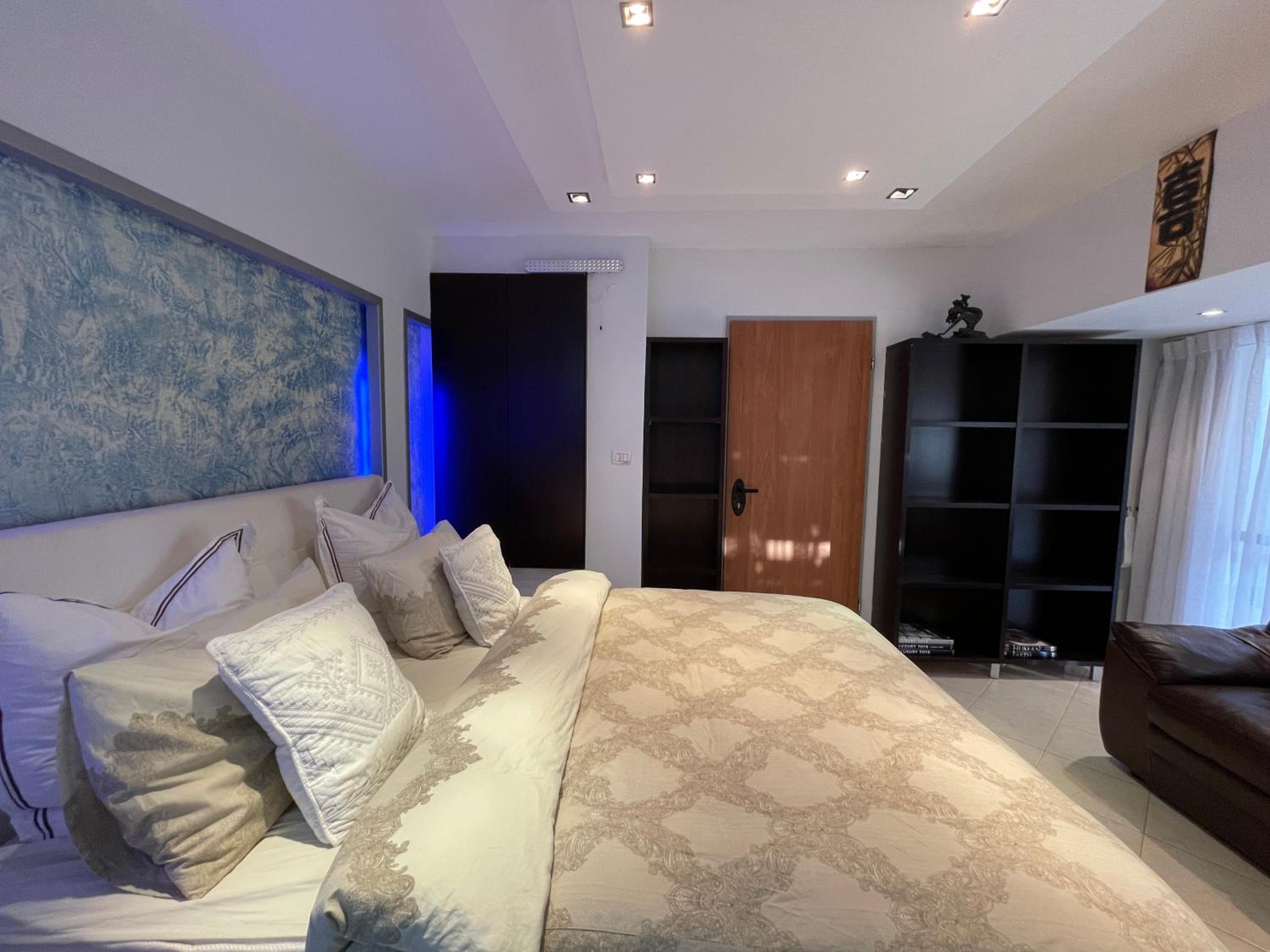 Deluxe Queen Suite photo 2