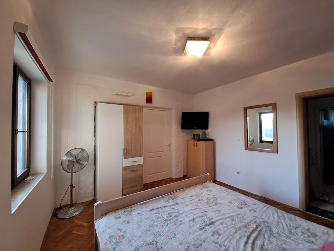 One-Bedroom Apartment photo 3