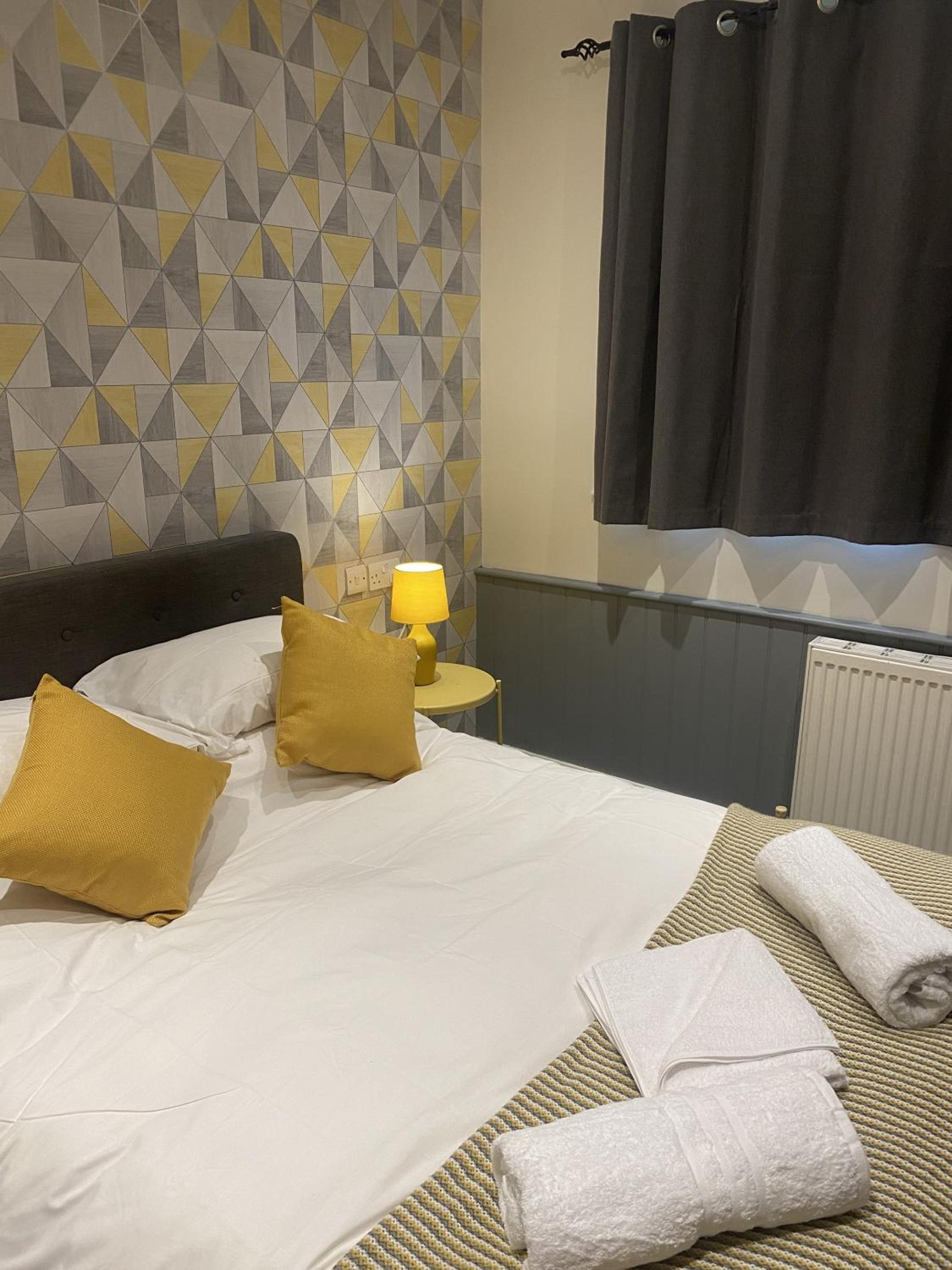 Deluxe Double Room with Shower - Photo 8