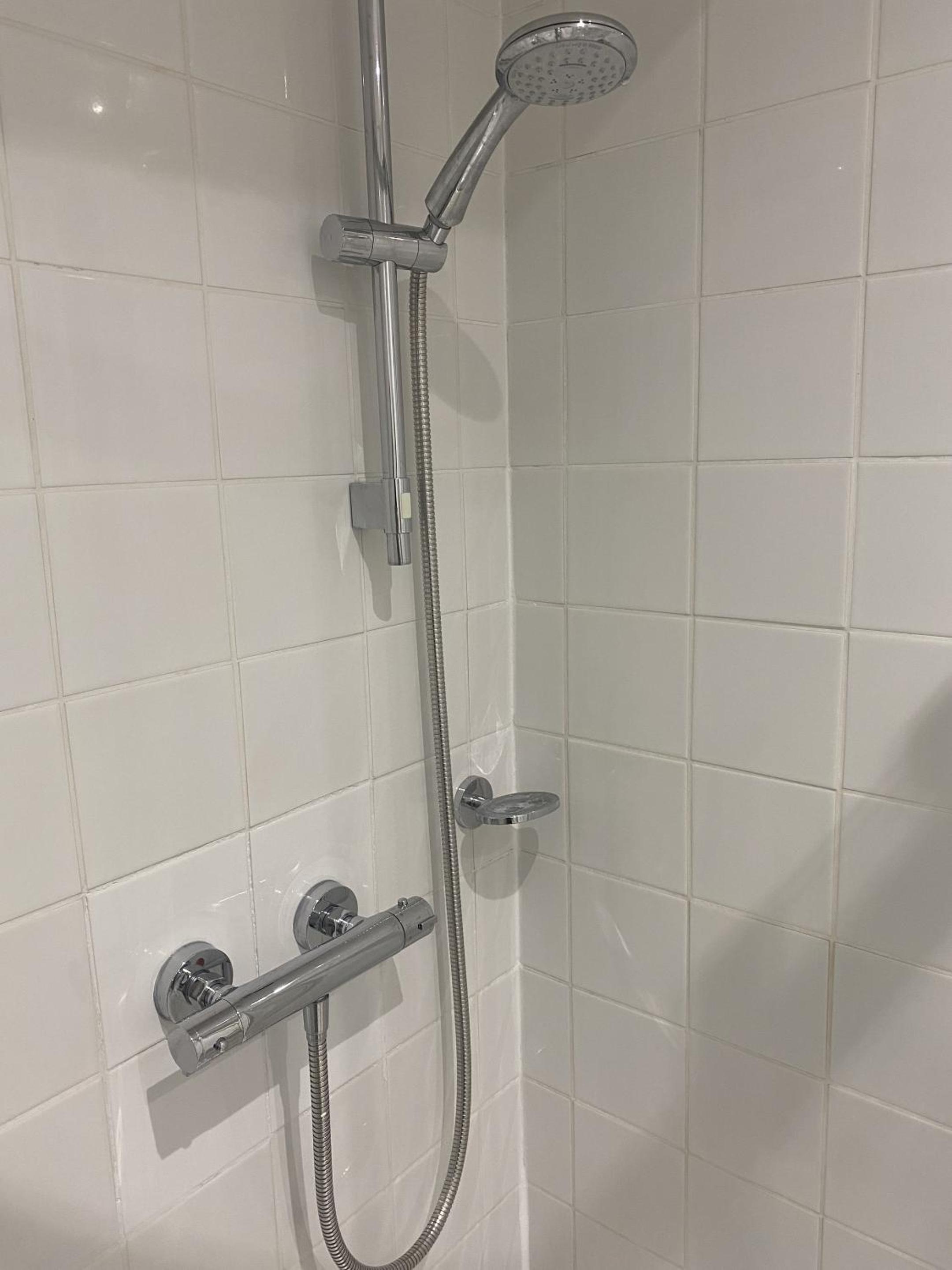 Twin Room with Shower - Photo 4