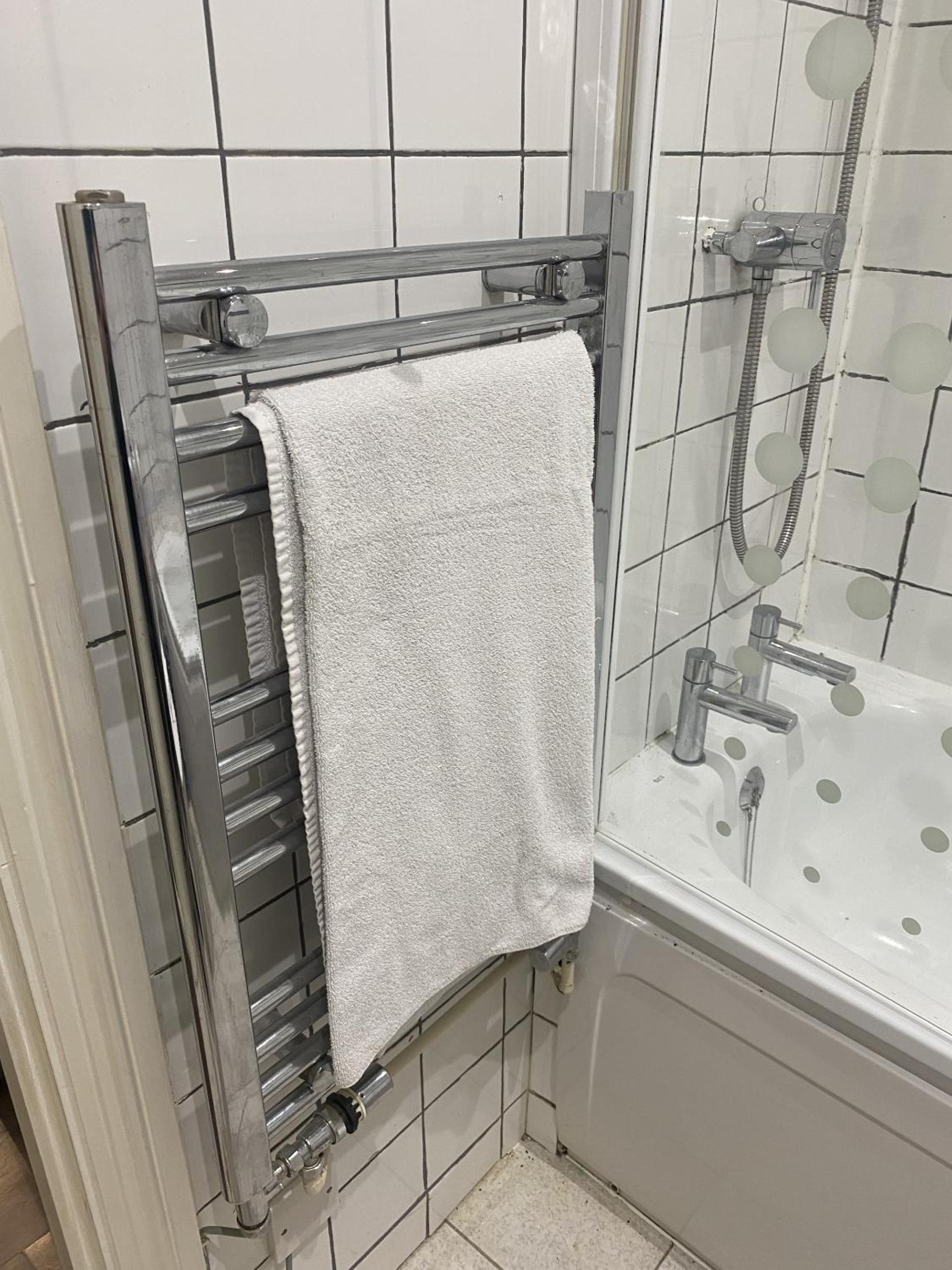 Twin Room with Shower - Photo 7