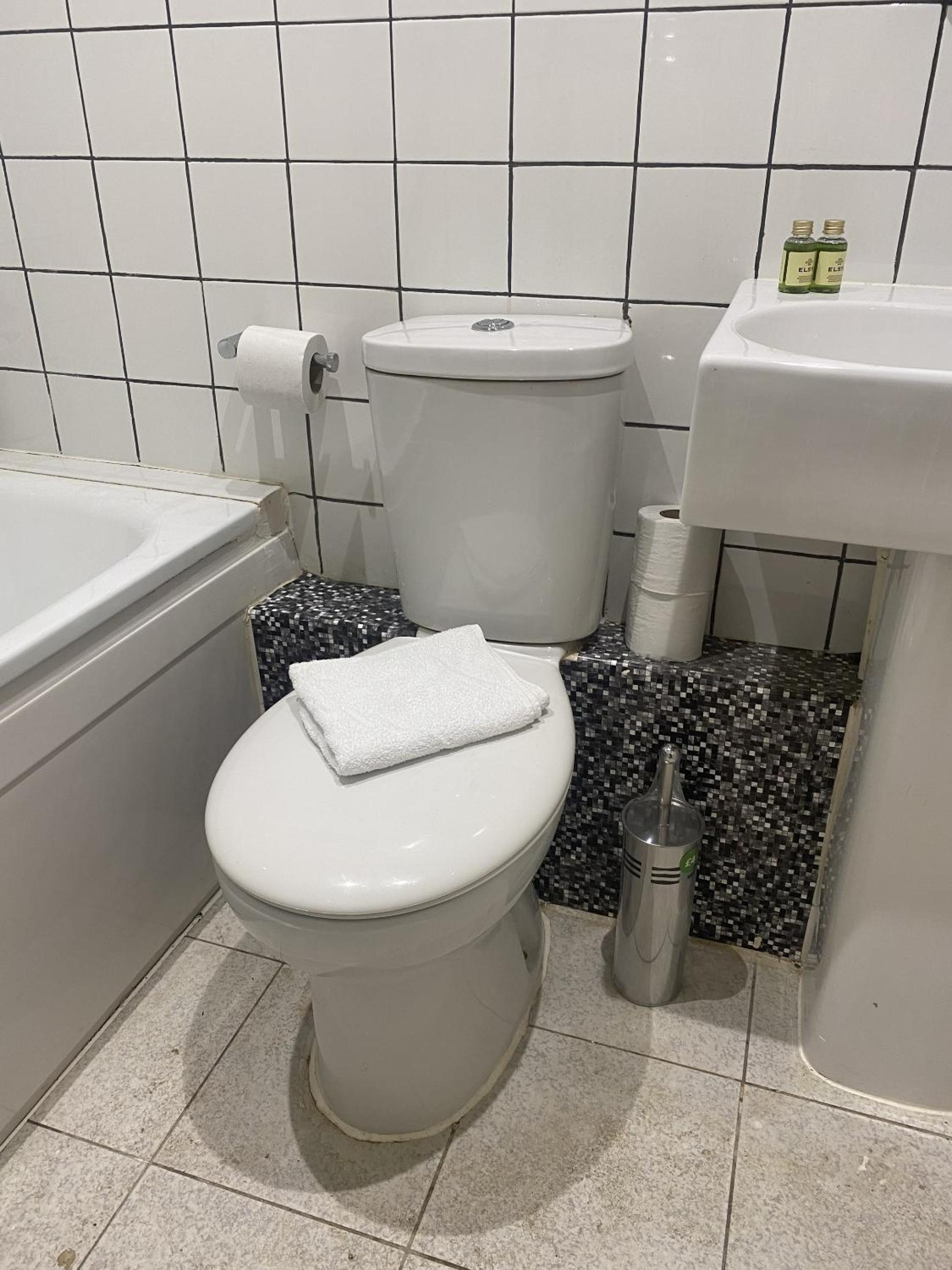 Deluxe Double Room with Shower - Photo 6