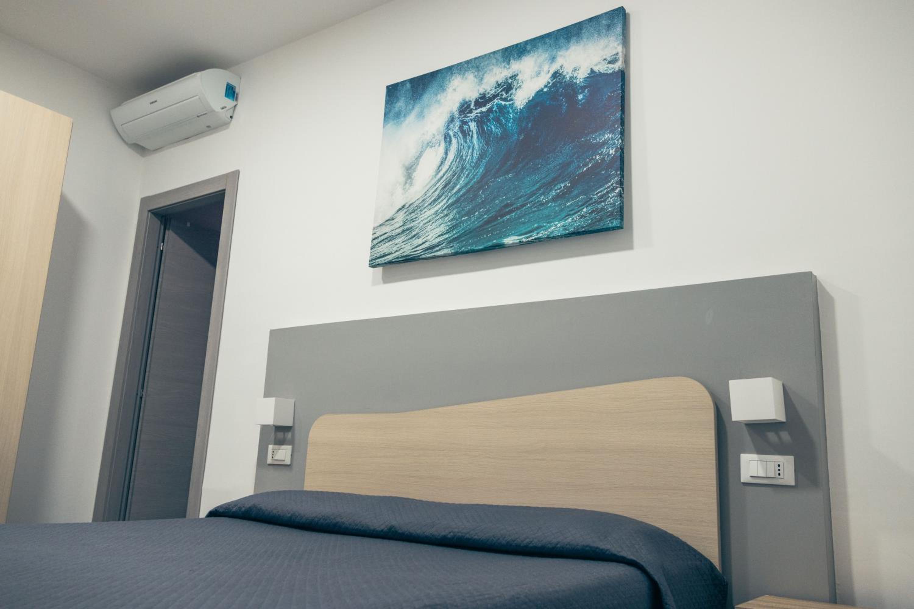 Double Room with Private Bathroom - Photo 8