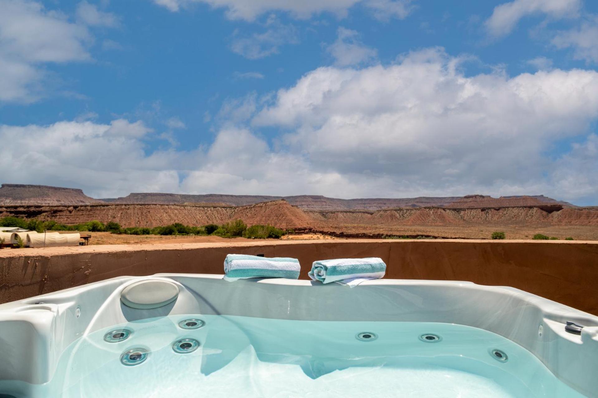 One-Bedroom Apartment with Rooftop Spa Bath photo 2