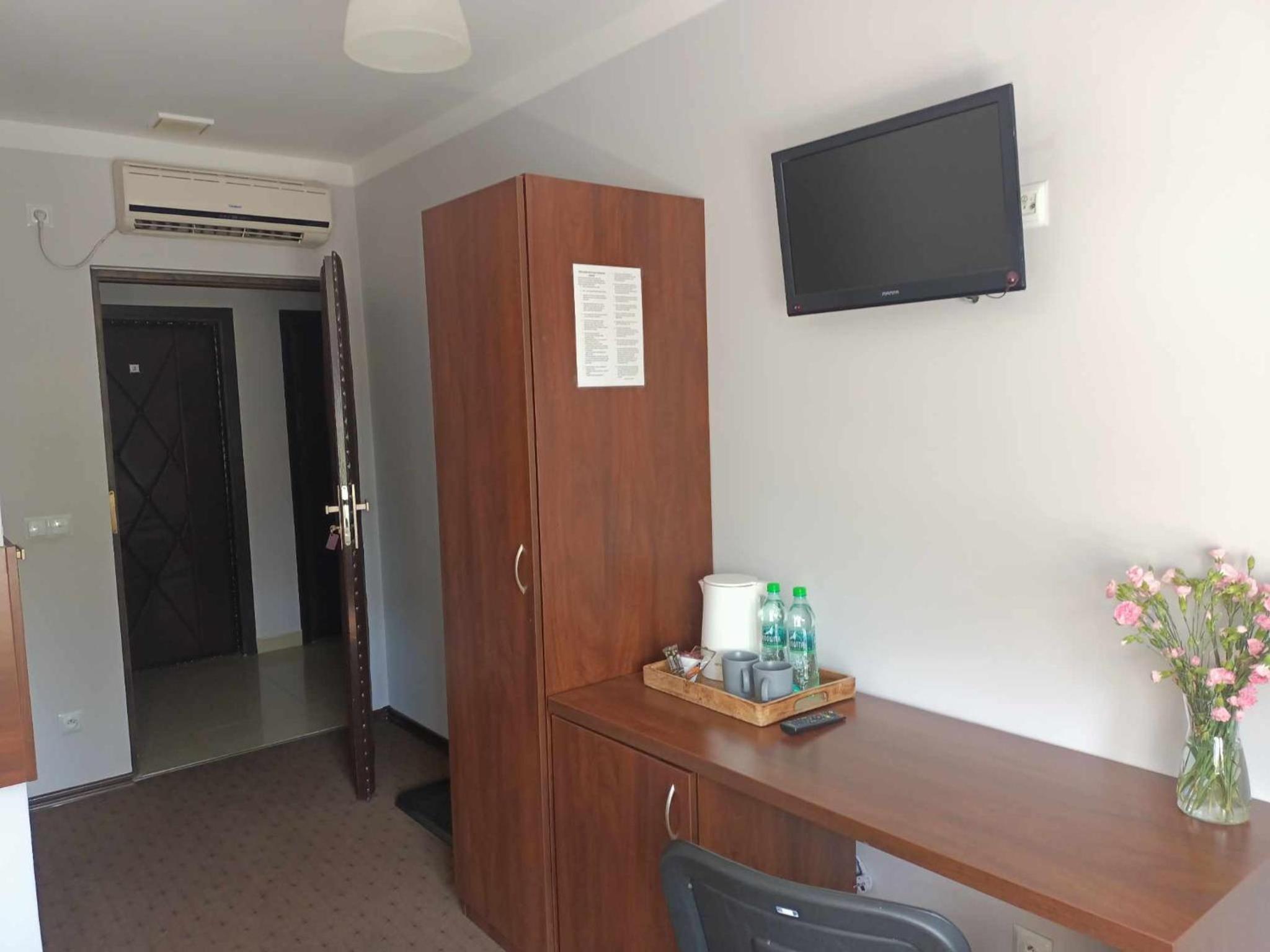 Twin Room with Private Bathroom - Photo 3