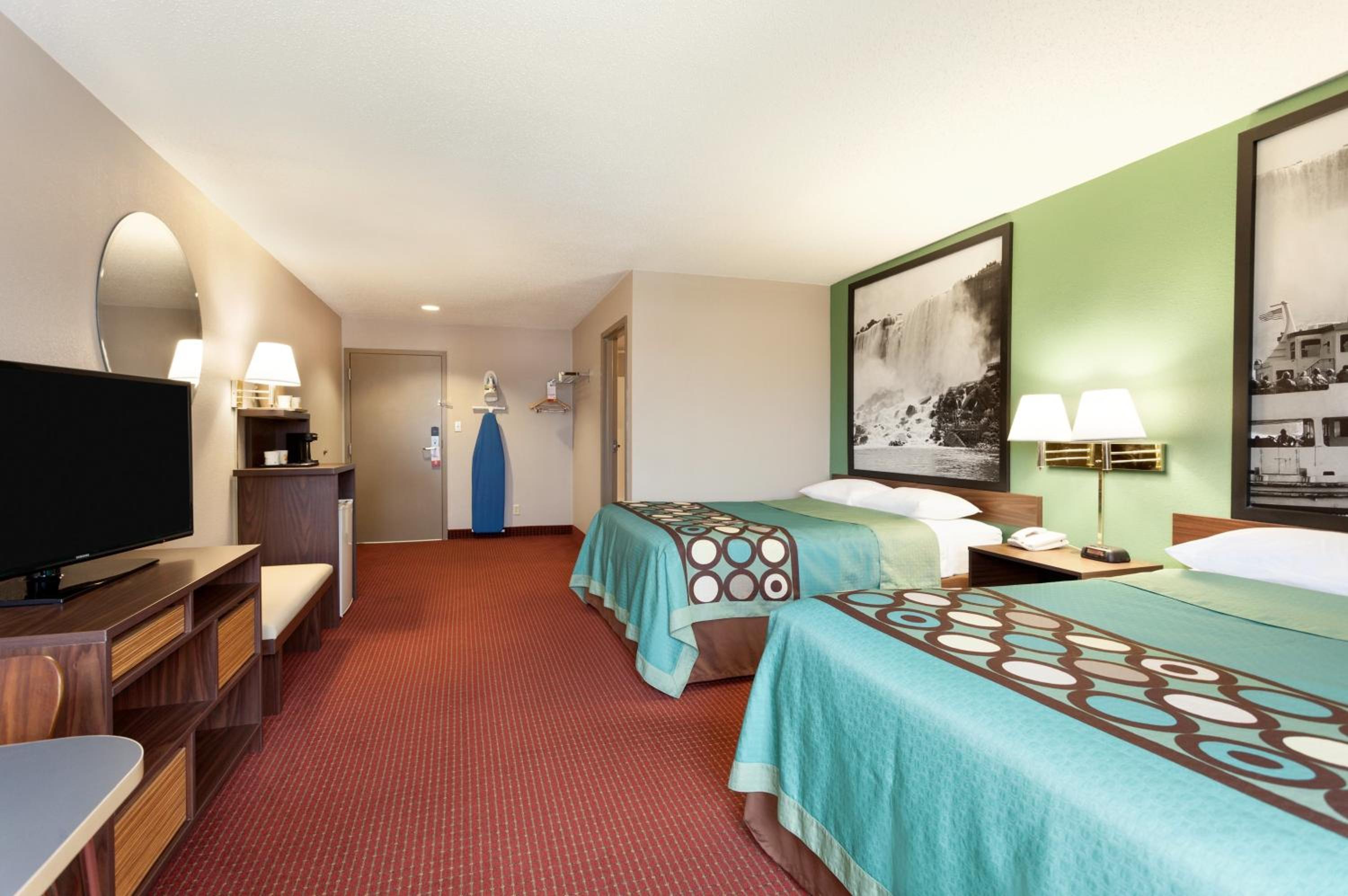 Queen Room with Two Queen Beds - Non-Smoking - Photo 3