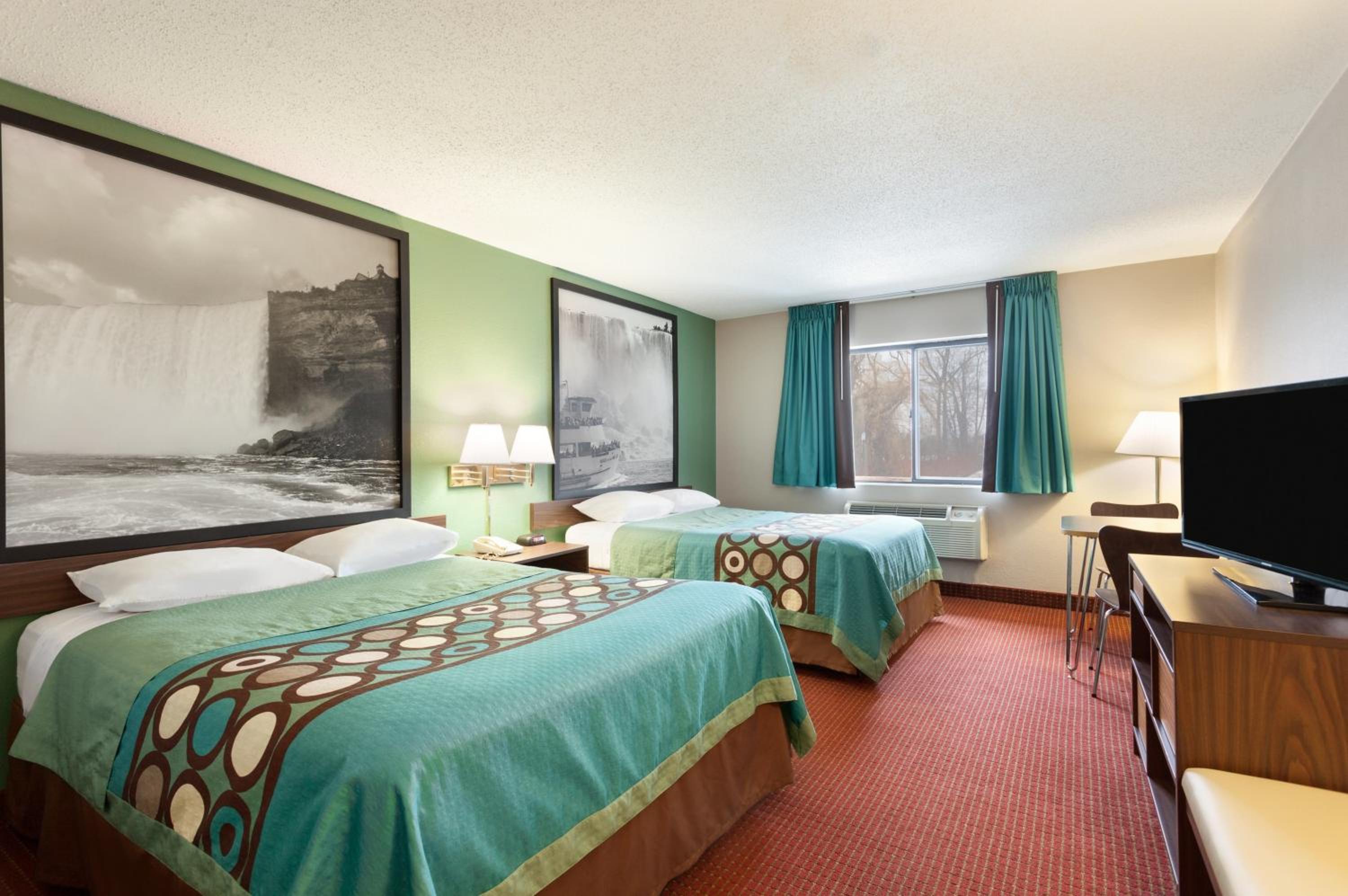 Queen Room with Two Queen Beds - Non-Smoking - Photo 4