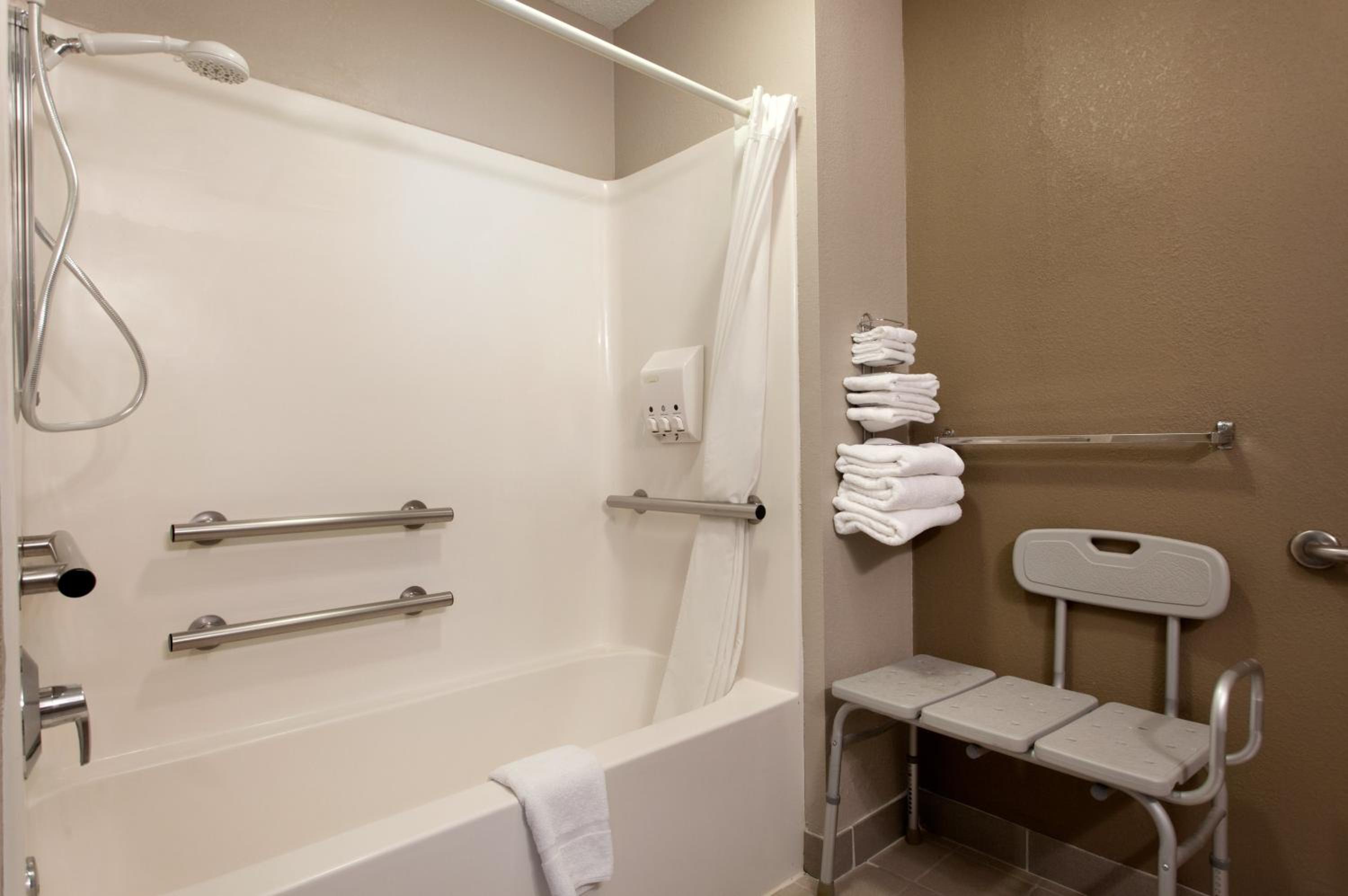 1 King Bed, Mobility/Hearing Accessible Room, Tub w/Grab Bars, Non-Smoking - Photo 5