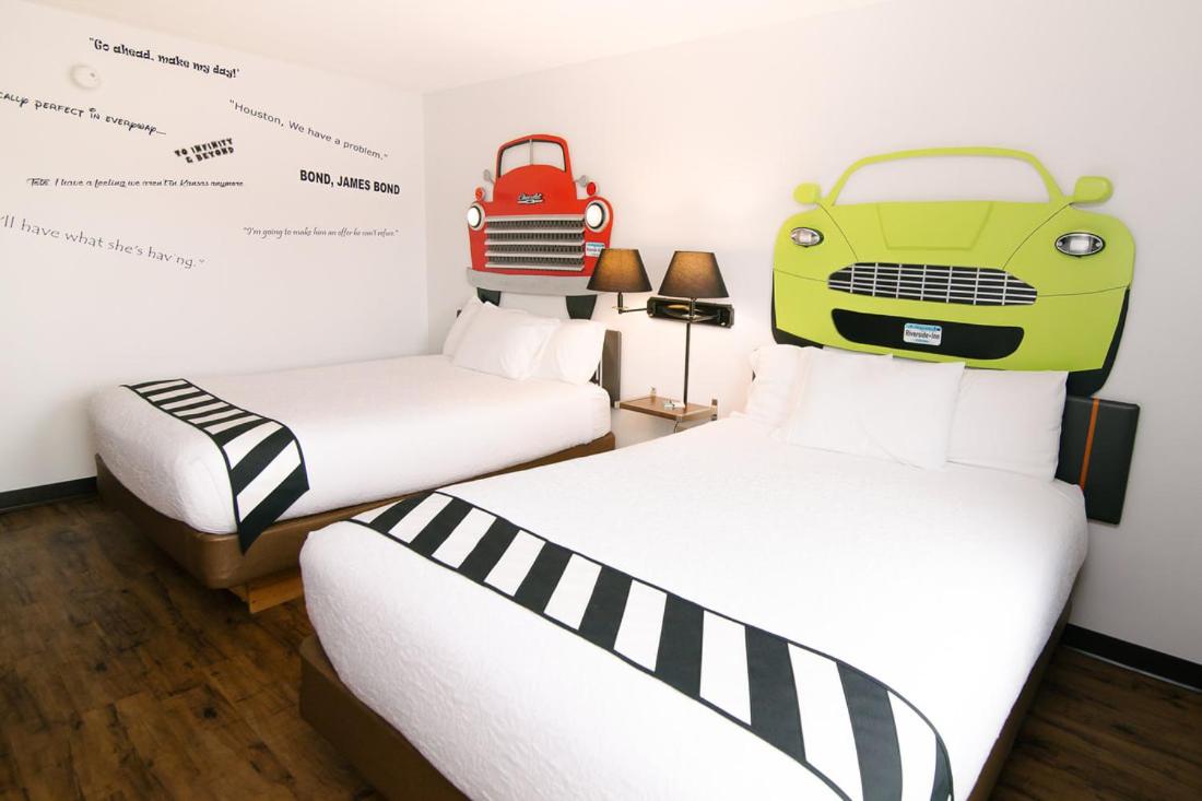 Queen Room with Two Queen Beds photo 2