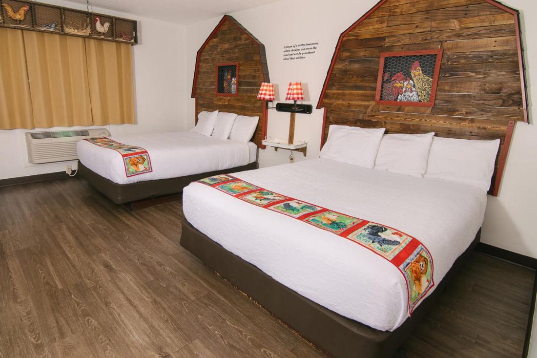 Queen Room with Two Queen Beds photo 1